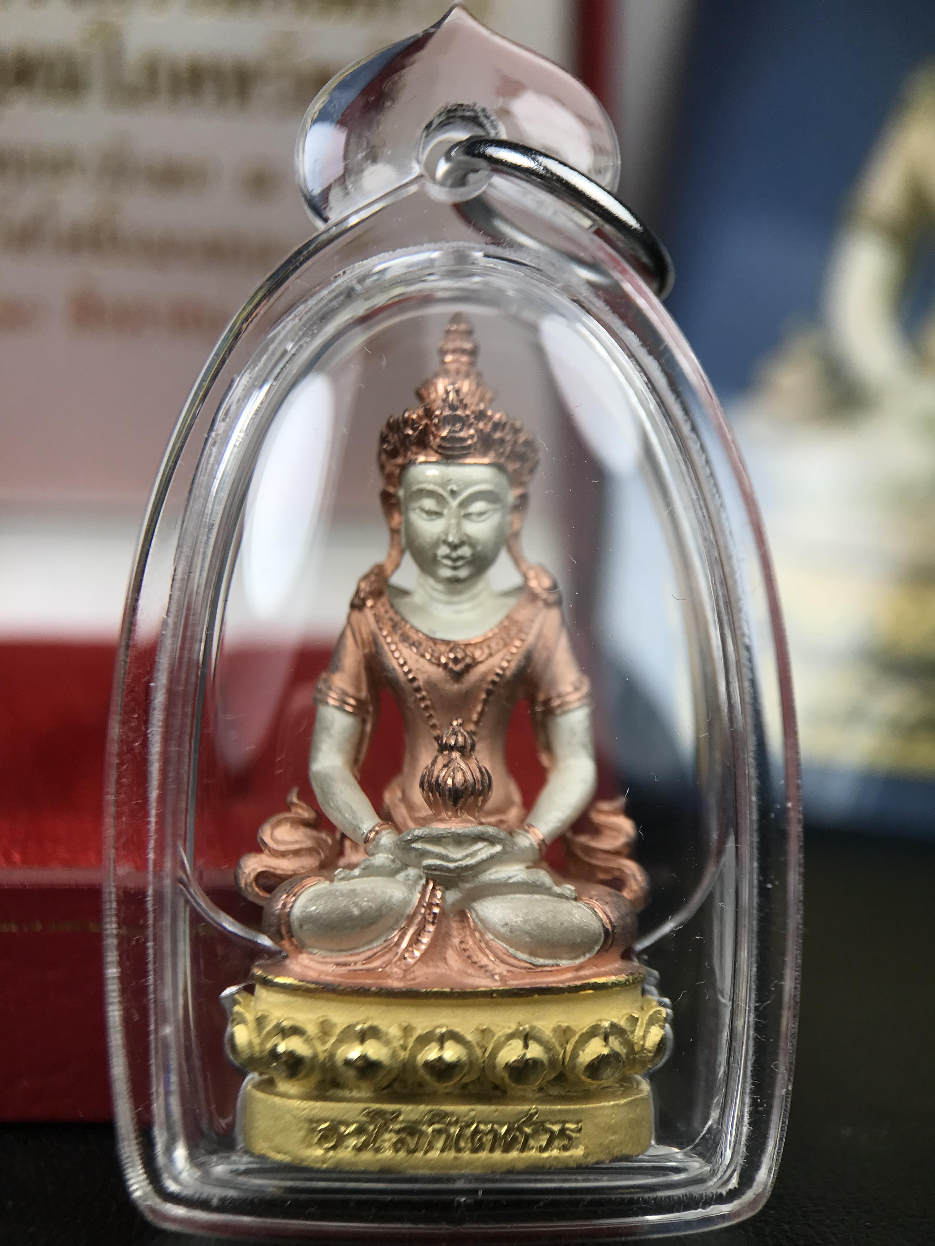 พระกริ่งอวโลกิเตศวร ( เจ้าแม่กวนอิม ) วัดโพธิ์แมนคุณาราม รุ่นอุดมโภคทรัพย์ พ.ศ.2539 เนื้อเงิน 3 กษัตริย์ พ่นทราย(ผิวเดิมสวย เลี่ยมกรอบกันน้ำพร้อมใช้บูชา) (พร้อมกล่องบรรจุการ์ดใบรับรองเดิมครบ) (อีกหนึ่งรุ่นยอดนิยม พุทธศิลป์สวยงดงาม)*ตอกโค๊ตและหมายเลข ๓๘๙๔*