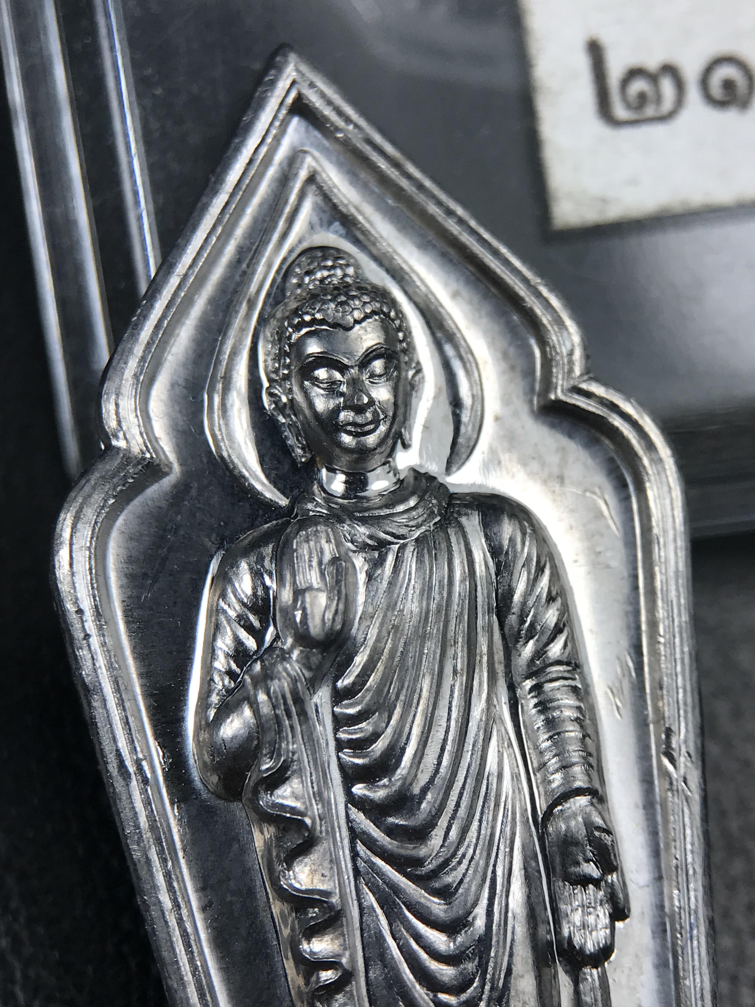 เหรียญที่ระลึกพระพุทธเมตตาประชาไทยไตรโลกนาถคันธารราฐอนุสรณ์ หลัง ภปร. และ สก. วัดทิพย์สุคนธาราม จ.กาญจนบุรี ปี 2558 เนื้อชิน(ตะกั่ว) ขนาดสูง 4.6 ซม. ที่ระลึก ร.9 พระชนมพรรษาครบ 7 รอบ และ สมเด็จพระราชินี พระชนมพรรษา 80 พรรษา พิธีใหญ่