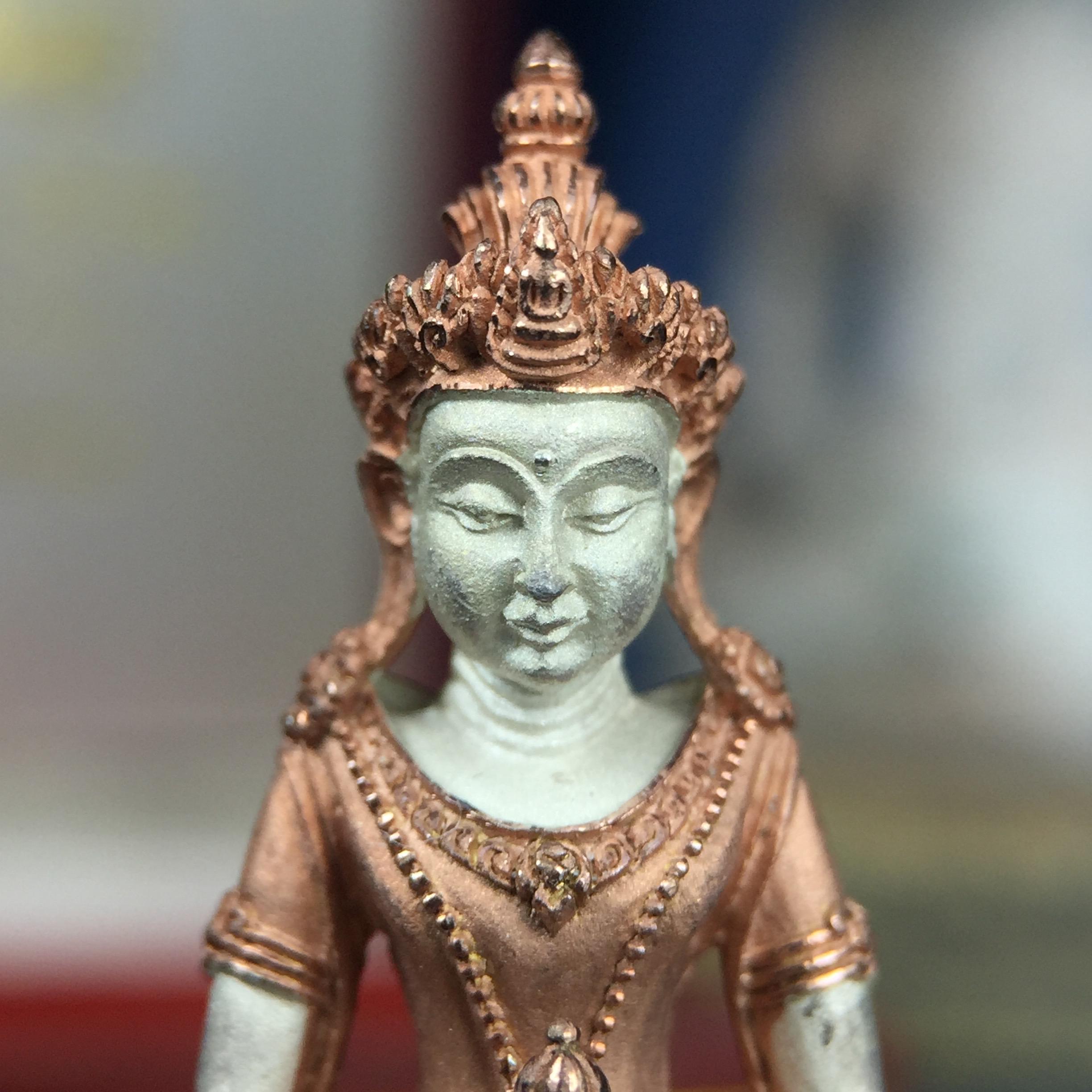 พระกริ่งอวโลกิเตศวร ( เจ้าแม่กวนอิม ) วัดโพธิ์แมนคุณาราม เนื้อเงิน 3 กษัตริย์ พ่นทราย รุ่นอุดมโภคทรัพย์ พ.ศ.2539(ผิวสวยเดิมพร้อมกล่องบรรจุการ์ดใบรับรองเดิมครบ) (อีกหนึ่งรุ่นยอดนิยม พุทธศิลป์สวยงดงาม)