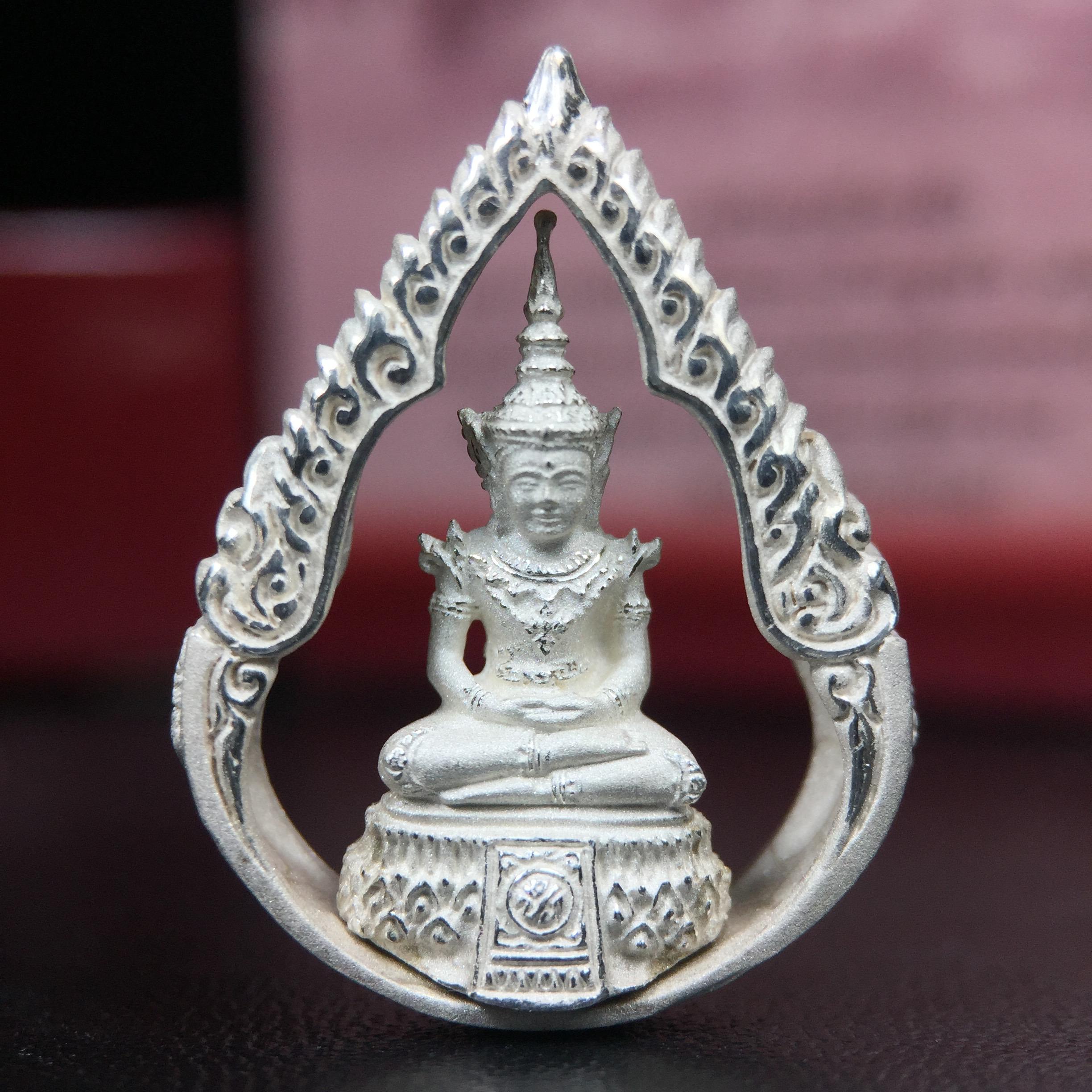 พระแก้วมรกต ภปร.(รุ่นแรก) ปี2545 จัดสร้างในมหาวโรกาส พระบาทสมเด็จพระเจ้าอยู่หัวรัชกาลที่ 9 ครบรอบ 75 พรรษา และฉลองกรุงรัตนโกสินทร์ครบ 220 ปี พิมพ์ลอยองค์ทรงหยดน้ำ เนื้อเงินบริสุทธิ์ 92.5% ขนาด 18*27 มม. พร้อมกล่องบรรจุเดิม สวยครบสมบูรณ์(องค์หมายเลข 1752)