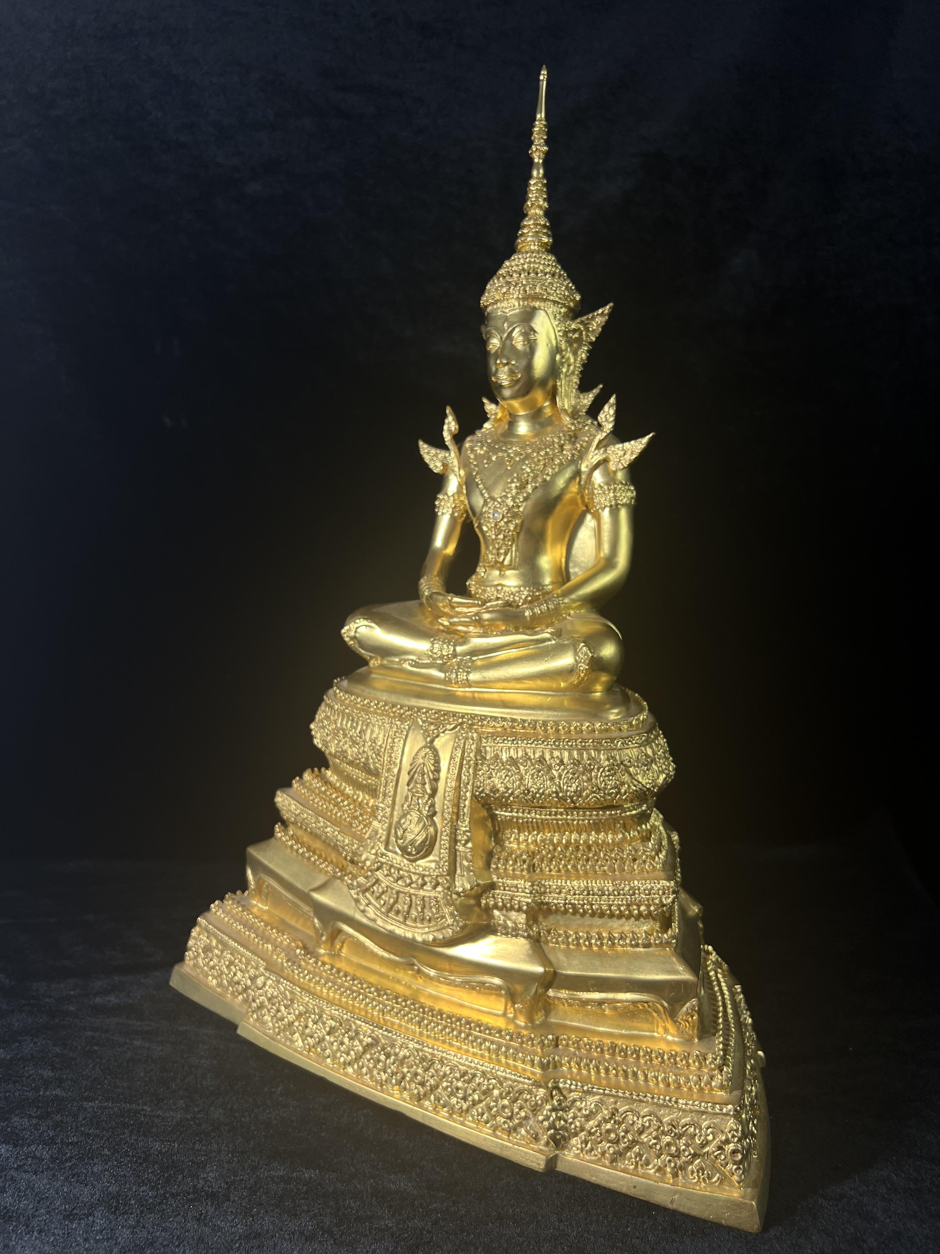 พระพุทธปฏิมาสุวรรณภูมิสิริโชค ภปร. การบินไทยจัดสร้างขึ้น เนื่องในวโรกาสมหามงคลเฉลิมพระชนมพรรษาของพระบาทสมเด็จพระเจ้าอยู่หัวรัชกาลที่ 9 ครบ 80 พรรษา ขนาดหน้าตัก 5 นิ้ว สูง 16 นิ้ว ปิดทองสวิส 99.9 เปอร์เซนต์ (พิธีใหญ่ พุทธศิลป์งดงาม หายาก)องค์หมายเลข ๙๗๘