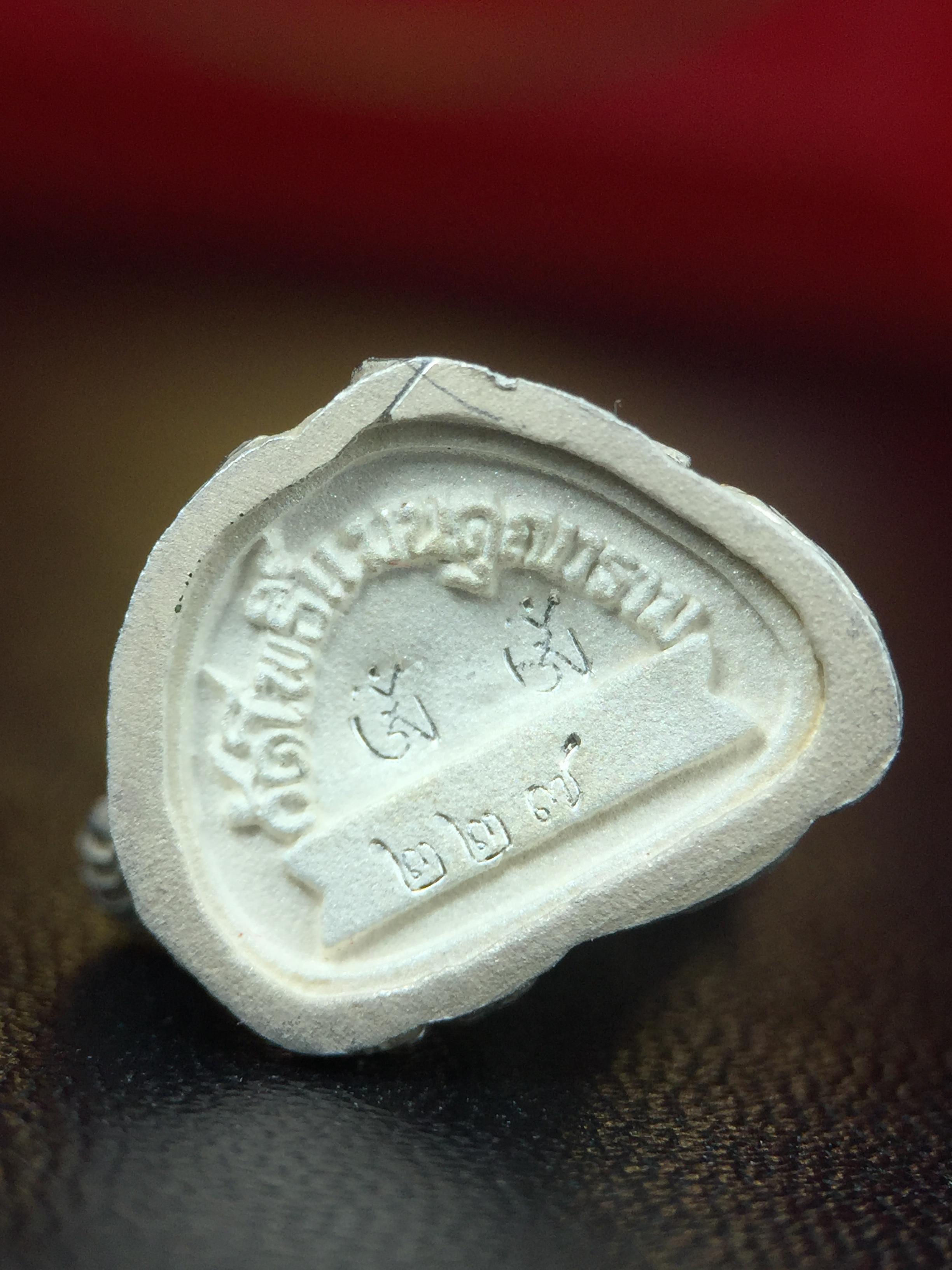 รูปหล่อลอยองค์ พระมหาโพธิสัตว์กวนอิม ทรงประทับมังกร เนื้อเงินพ่นทรายขัดเงาบางส่วน โครงการสร้าง พระศรีอริยะเมตตรัยมหาโพธิสัตว์ น้อมถวายพระบาทสมเด็จพระเจ้าอยู่หัว ทรงครองศิริราชสมบัติครบ 50 ปี มหาพุทธาภิเษก วันที่ 6 เมษายน 2540 วัดโพธิ์แมนคุณาราม กรุงเทพฯ