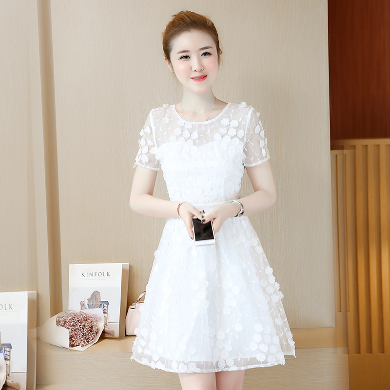 ชุดเดรสสั้นสีขาวผ้าแก้วปักลายใบไม้ ตกแต่งดอกไม้สีขาวสวยๆ
