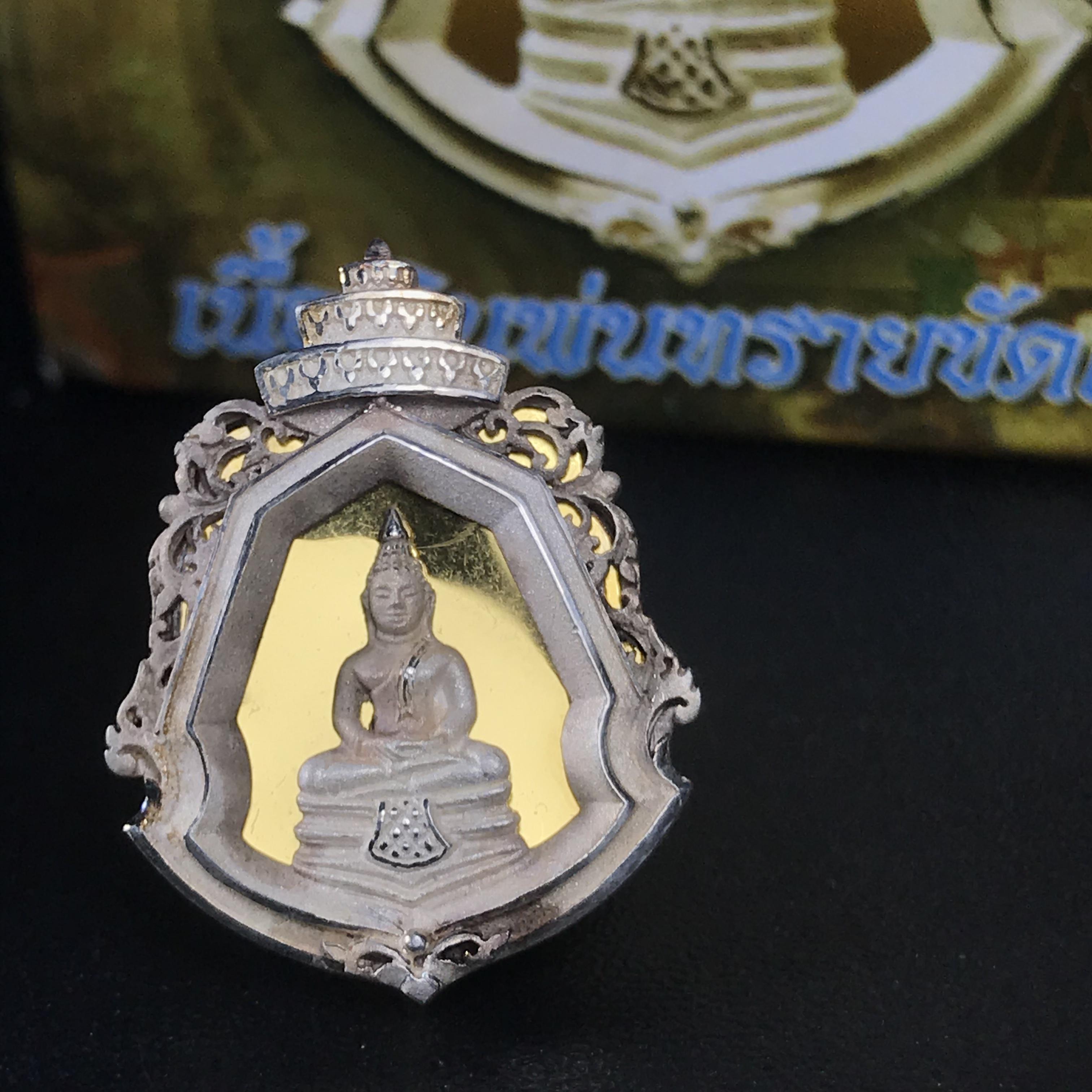 พระพุทธโสธร รุ่นมหามงคล ปี 2547 เหรียญหล่อพระพุทธโสธรลายไทย พระนามย่อ ญ.ส.ส. (พิมพ์ใหญ่) สูง 2.9 ซม.เนื้อเงินพ่นทรายขัดเงา พร้อมกล่องบรรจุเดิมครบ(1ใน 2,499องค์)