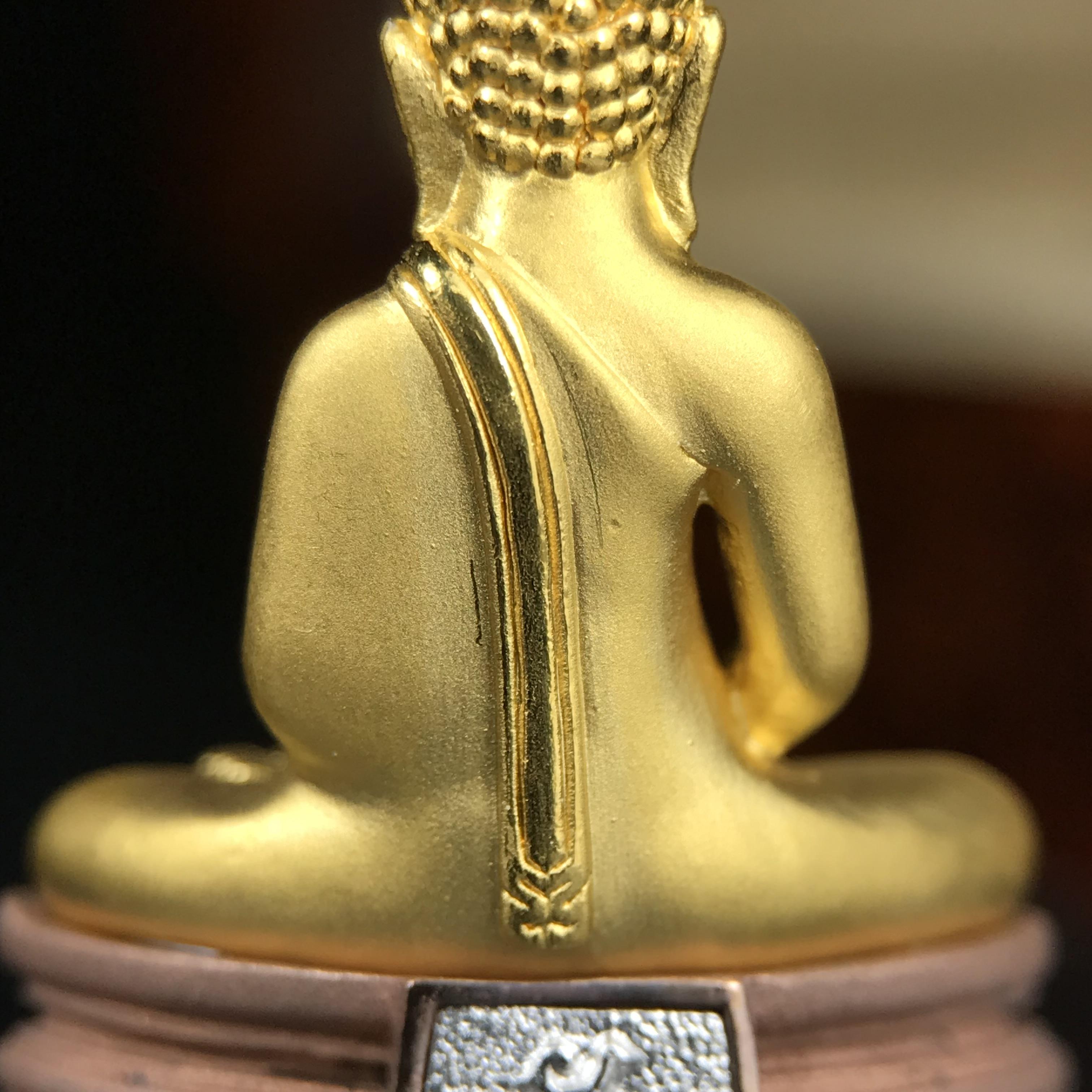 พระพุทธโสธร รุ่นสร้างอุโบสถหลังใหม่ พิธีพุทธาภิเษก ณ อุโบสถวัดโสธรวรารามวรวิหาร 18 พฤศจิกายน พ.ศ.2542 เนื้อสามกษัตริย์ องค์พระทองคำแท้ ฐานนาก ผ้าทิพย์ประดับเพชรแท้ หนักรวม 6.82g ขนาด 2.5x3.5 ซม.(องค์หมายเลข ๒๔๘)(พุธศิลป์สุดงดงาม อีกหนึ่งรุ่นยอดนิยม)หายาก