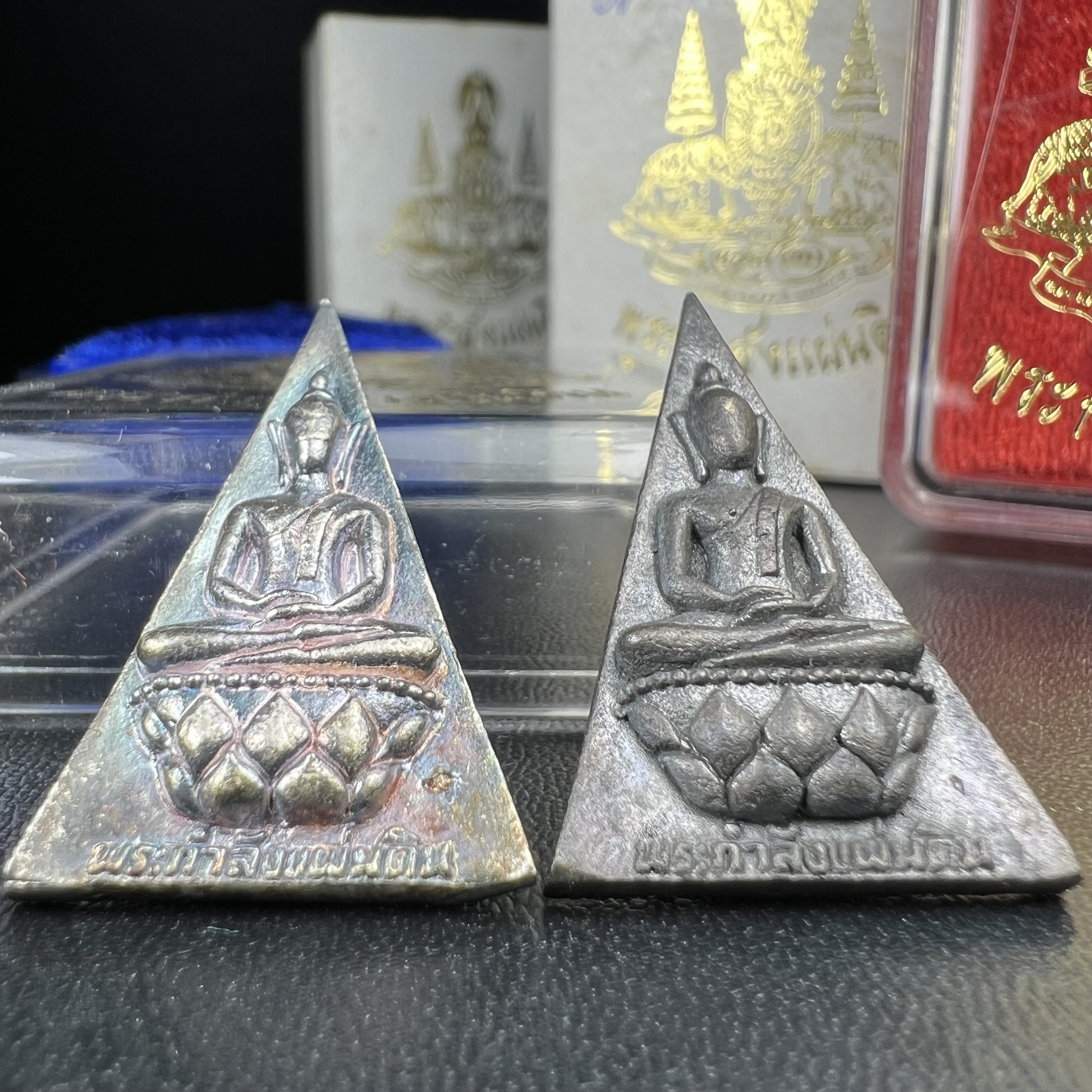 พระกำลังแผ่นดิน (สมเด็จจิตรลดา2) จัดสร้างเฉลิมพระเกียรติ ร.9 ครองราชย์ 50 ปี 2539 เนื้อเงิน(ผิวเดิมกลับดำ รุ้งๆสวย)+เนื้อนวโลหะ(สร้างน้อยหายาก)พร้อมกล่องบรรจุเดิมครบสมบูรณ์(1ใน2539องค์)