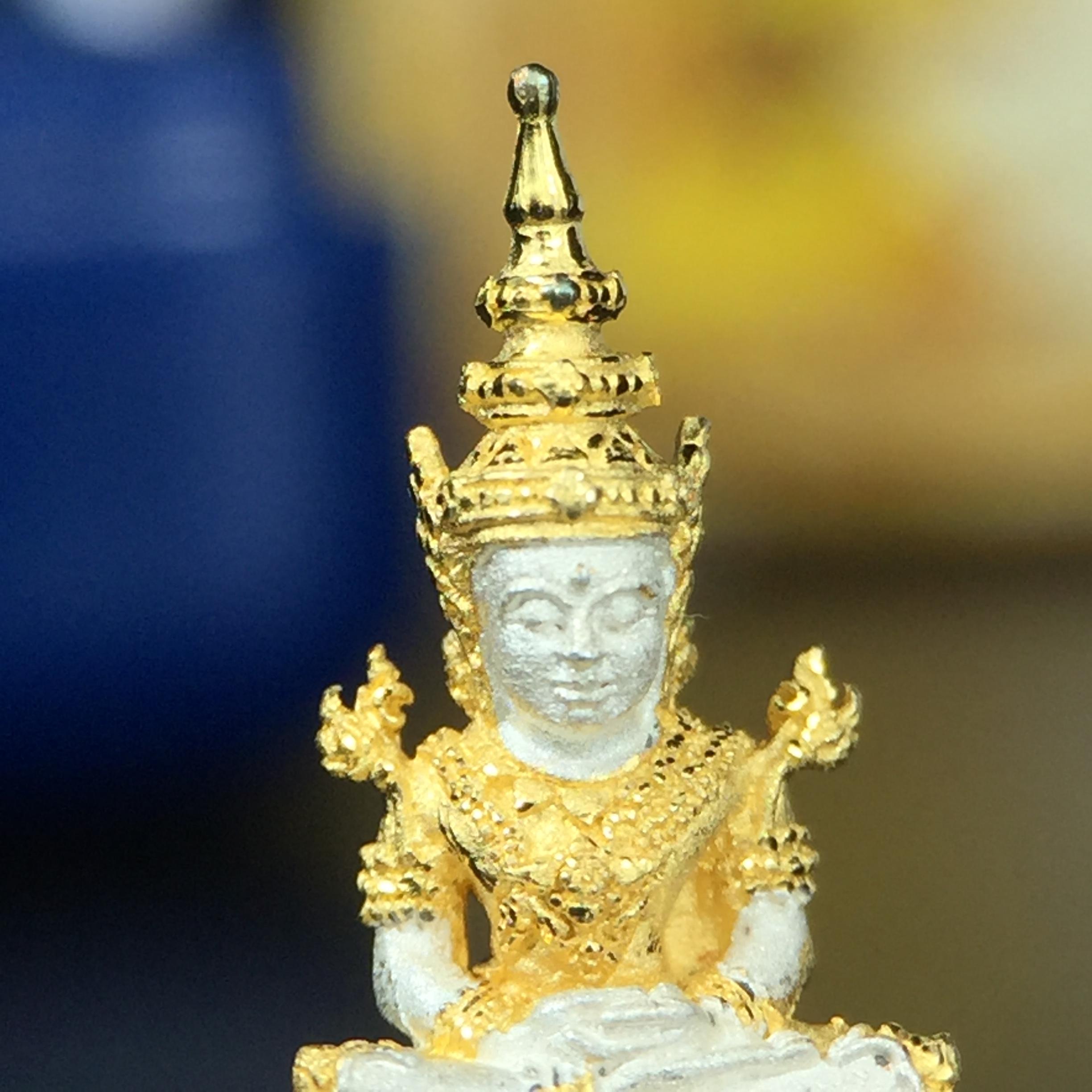 พระแก้วมรกต(จำลอง)ลอยองค์ ขนาดหน้าตัก 1/4 นิ้ว ทรงเครื่องฤดูร้อน เนื้อเงินสามกษัตริย์ ตราสัญลักษณ์ฉลองสิริราชสมบัติครบ 60 ปี พ.ศ.2549(สภาพสวย ครบ สมบูรณ์)