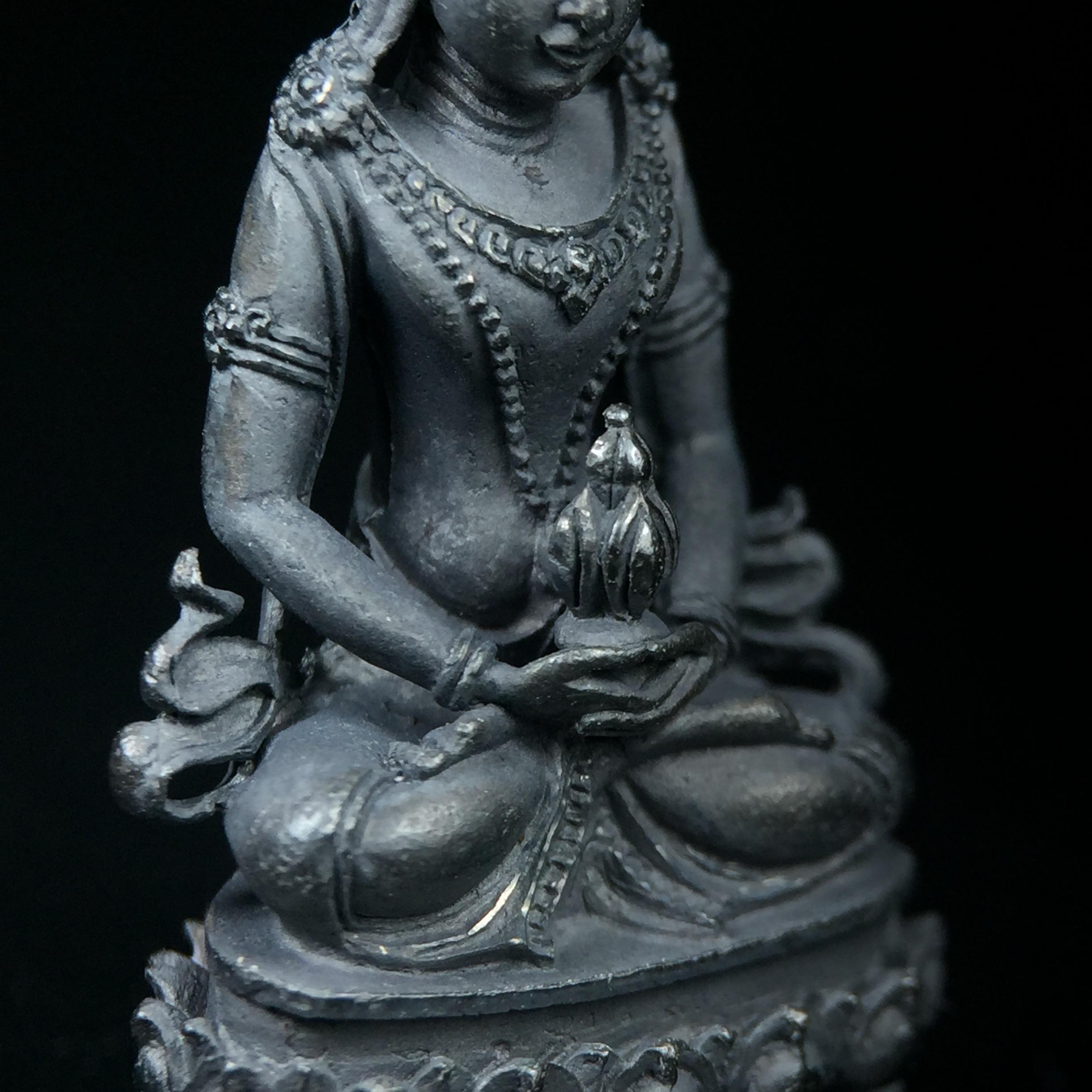 พระกริ่งอวโลกิเตศวร ( เจ้าแม่กวนอิม ) วัดโพธิ์แมนคุณาราม เนื้อเงิน พ่นทราย(ผิวเดิม กลับดำสนิทเข้มขลัง เสน่ห์ของพระเนื้อเงิน) รุ่นอุดมโภคทรัพย์ พ.ศ.2539(อีกหนึ่งรุ่นยอดนิยม พุทธศิลป์สวยงดงาม)