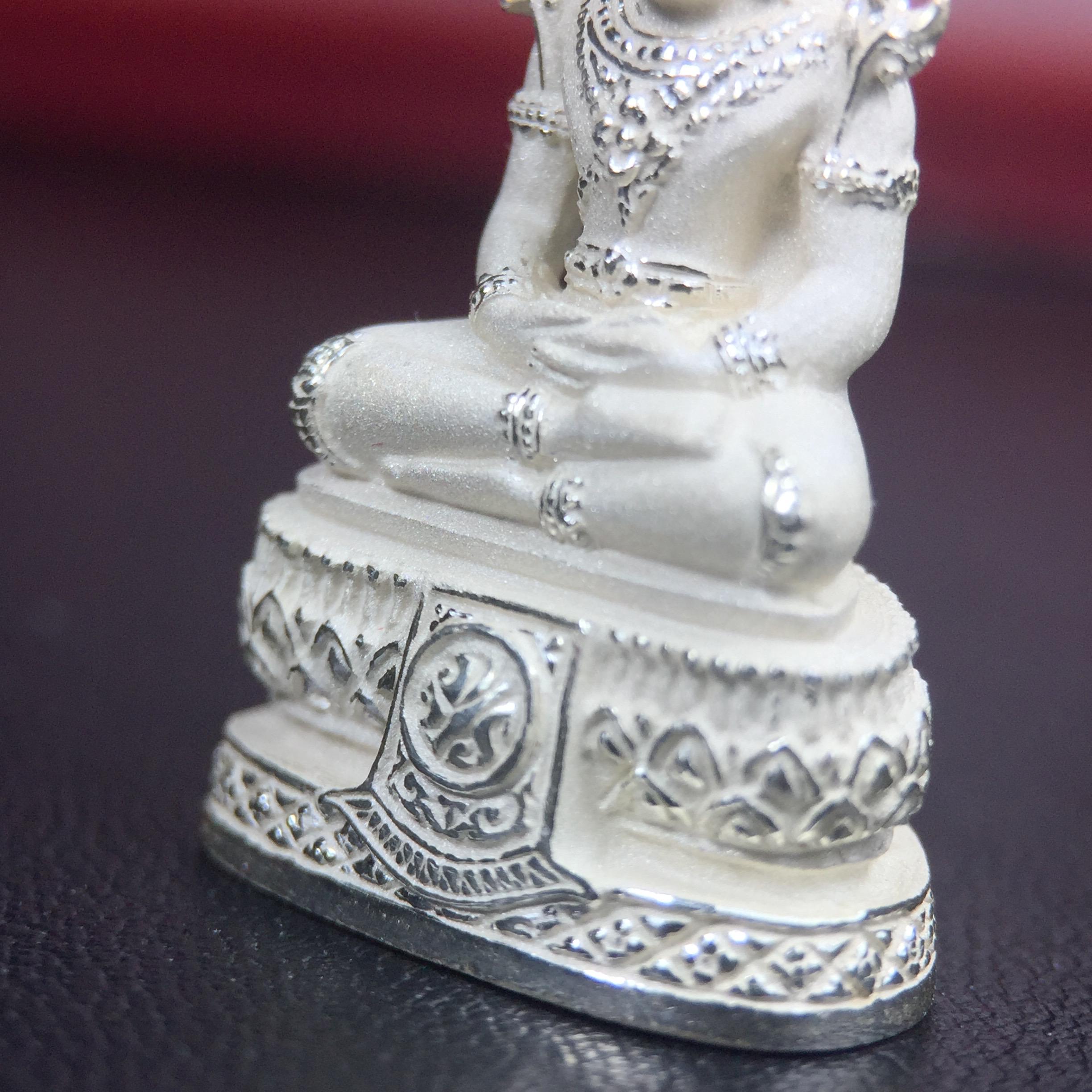 พระแก้วมรกต ภปร.(รุ่นแรก) ปี2545 จัดสร้างในมหาวโรกาส พระบาทสมเด็จพระเจ้าอยู่หัวรัชกาลที่ 9 ครบรอบ 75 พรรษา และฉลองกรุงรัตนโกสินทร์ครบ 220 ปี พิมพ์ลอยองค์ใหญ่ เนื้อเงินบริสุทธิ์ 92.5% ขนาด 19*35 มม. พร้อมกล่องบรรจุเดิม สวยครบสมบูรณ์(องค์หมายเลข 1063)
