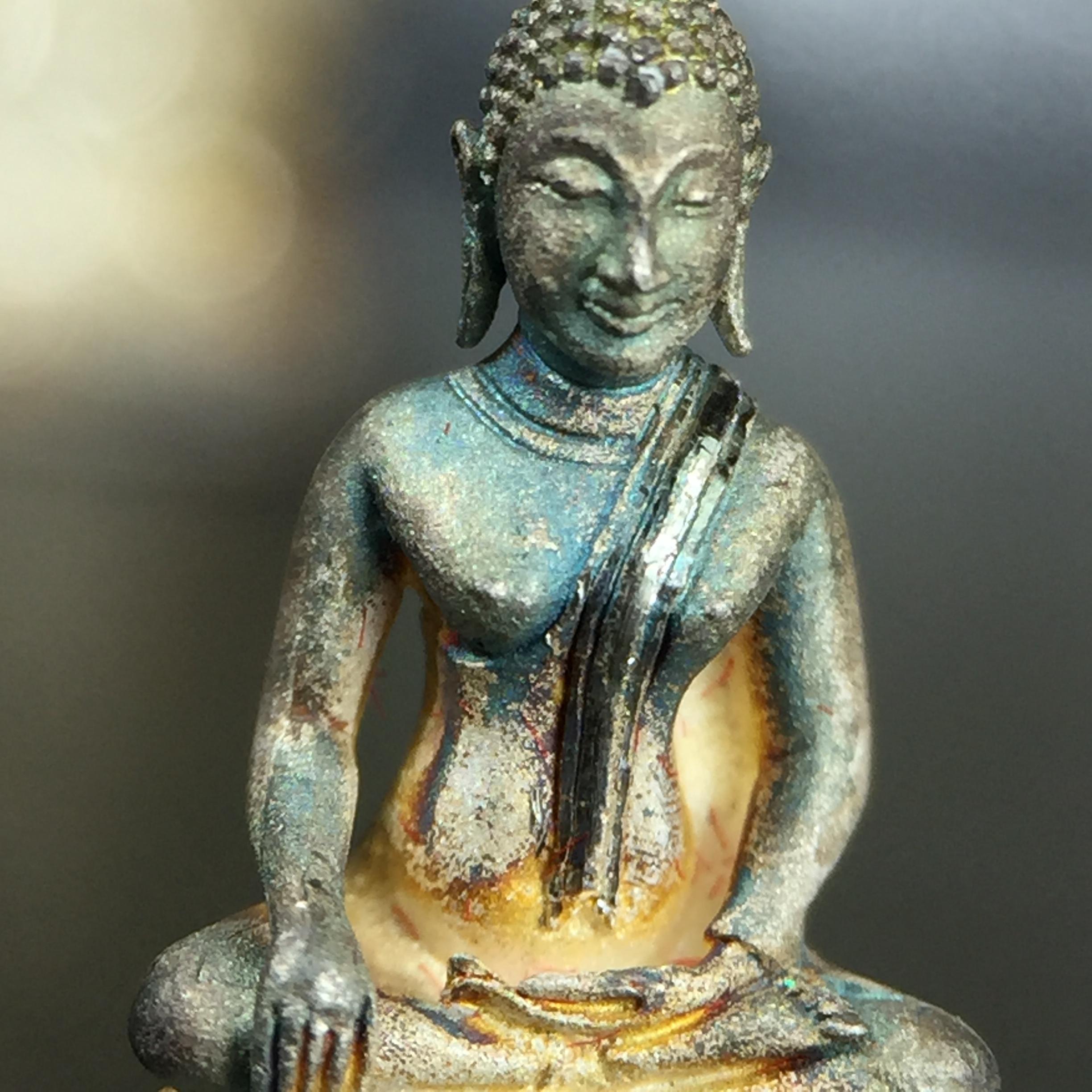 พระกริ่ง+พระชัยวัฒน์พระพุทธนวราชบพิตร ครองสิริราชสมบัติครบ 50 ปี พ.ศ.2540 เนื้อเงินผิวเดิมๆขึ้นสีรุ้งธรรมชาติแบบนิยม(หายาก)(สีสันที่ธรรมชาติสรรค์สร้าง)พร้อมกล่องบรรจุเดิมครบ(1ชุด 2 องค์)1 ใน 9500 ชุด