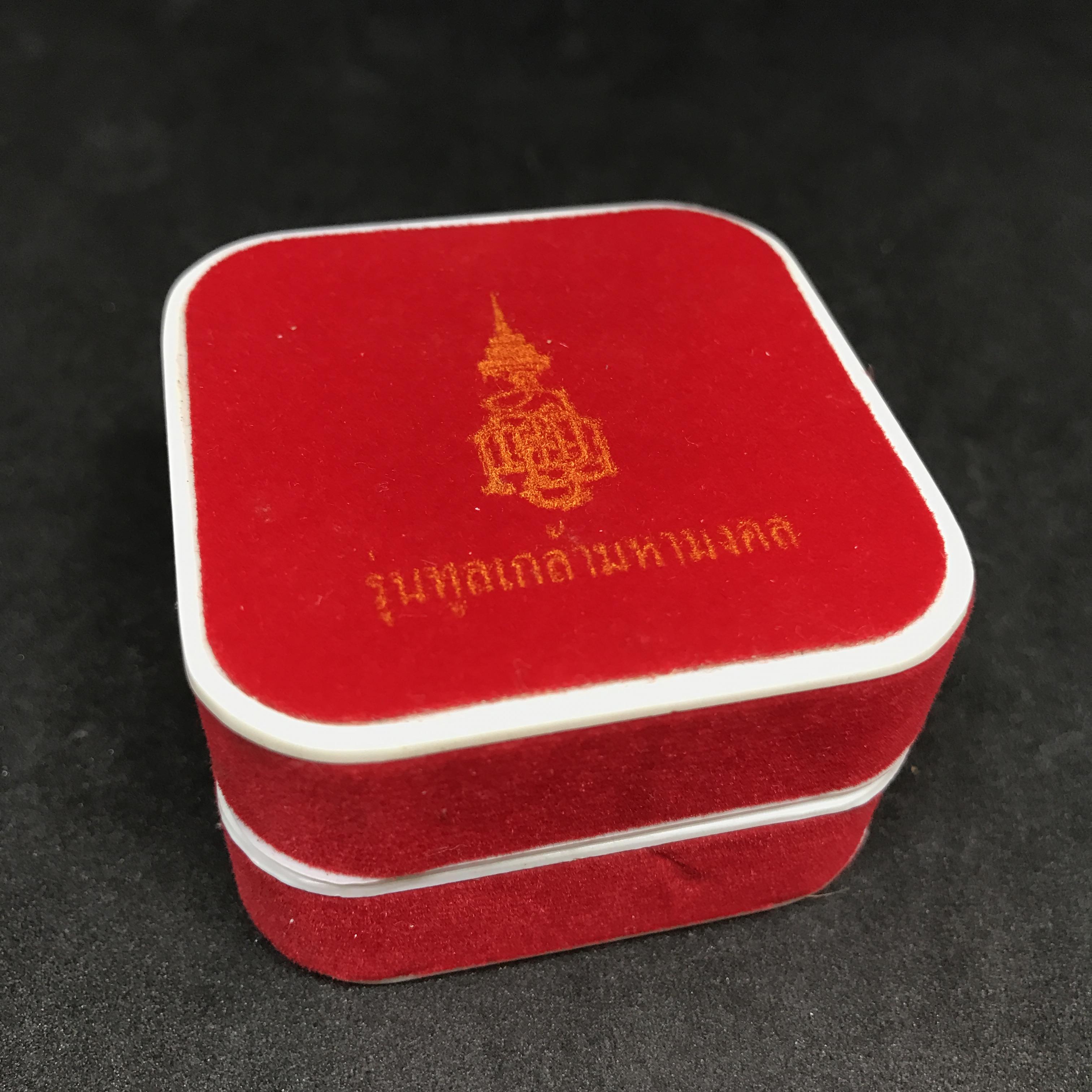 พระพุทธโสธร ลอยองค์ เนื้อทองคำทรายนวลขัดเงา 99.99 น้ำหนัก 2.5กรัม สูง 1.5ซ.ม. พระนามย่อ ญสส. รุ่น "ทูลเกล้ามหามงคล" จัดสร้างที่ วัดบวรนิเวศฯ ปี 2544