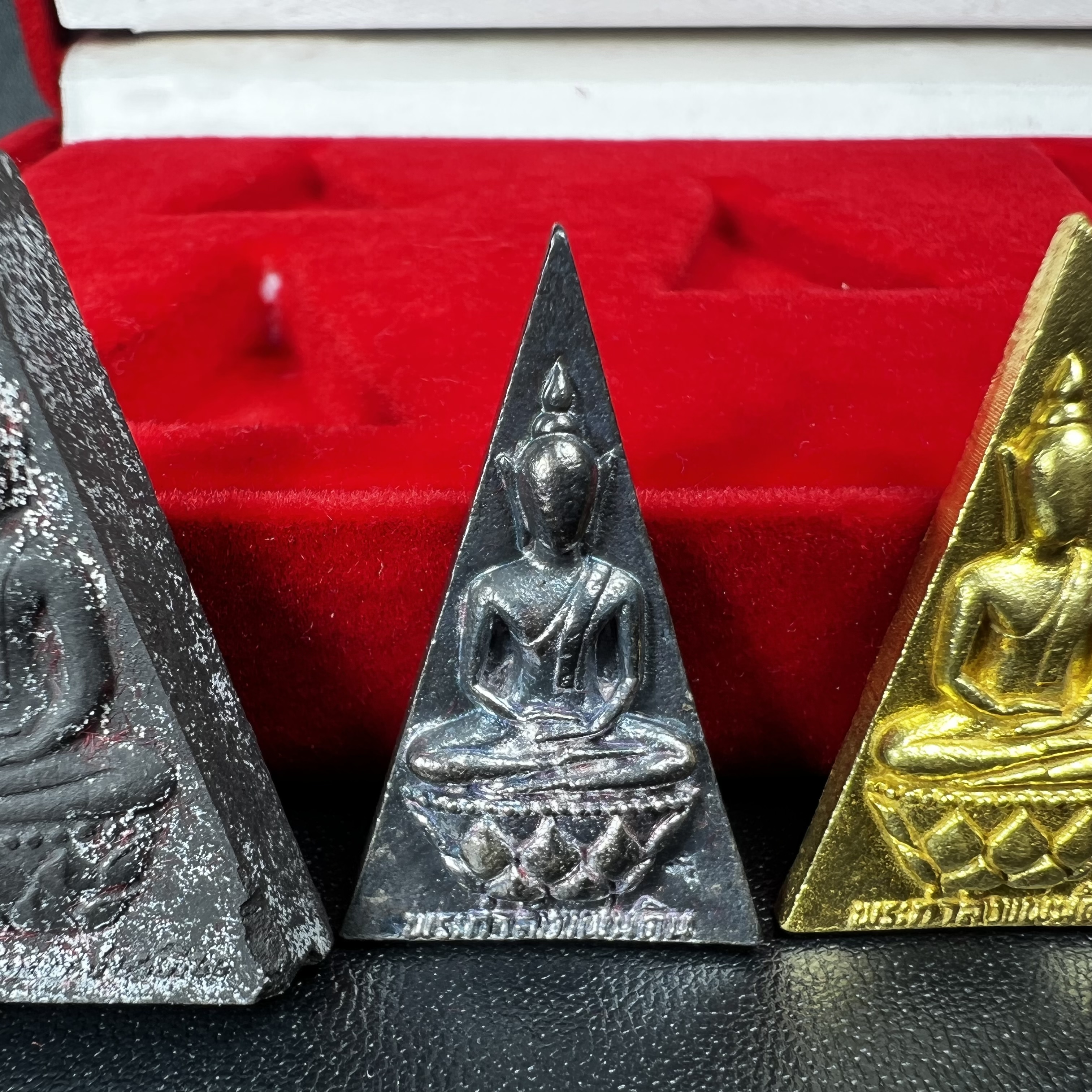 พระกำลังแผ่นดิน (สมเด็จจิตรลดา2) จัดสร้างเฉลิมพระเกียรติ ร.9 ครองราชย์ 50 ปี 2539 ชุดทองคำ(ประกอบด้วยเนื้อทองคำ+เนื้อเงิน+เนื้อนวโลหะ+เนื้อผง2องค์)(สร้างน้อยหายาก)พร้อมกล่องบรรจุเดิมครบสมบูรณ์(1ใน 1500ชุด)