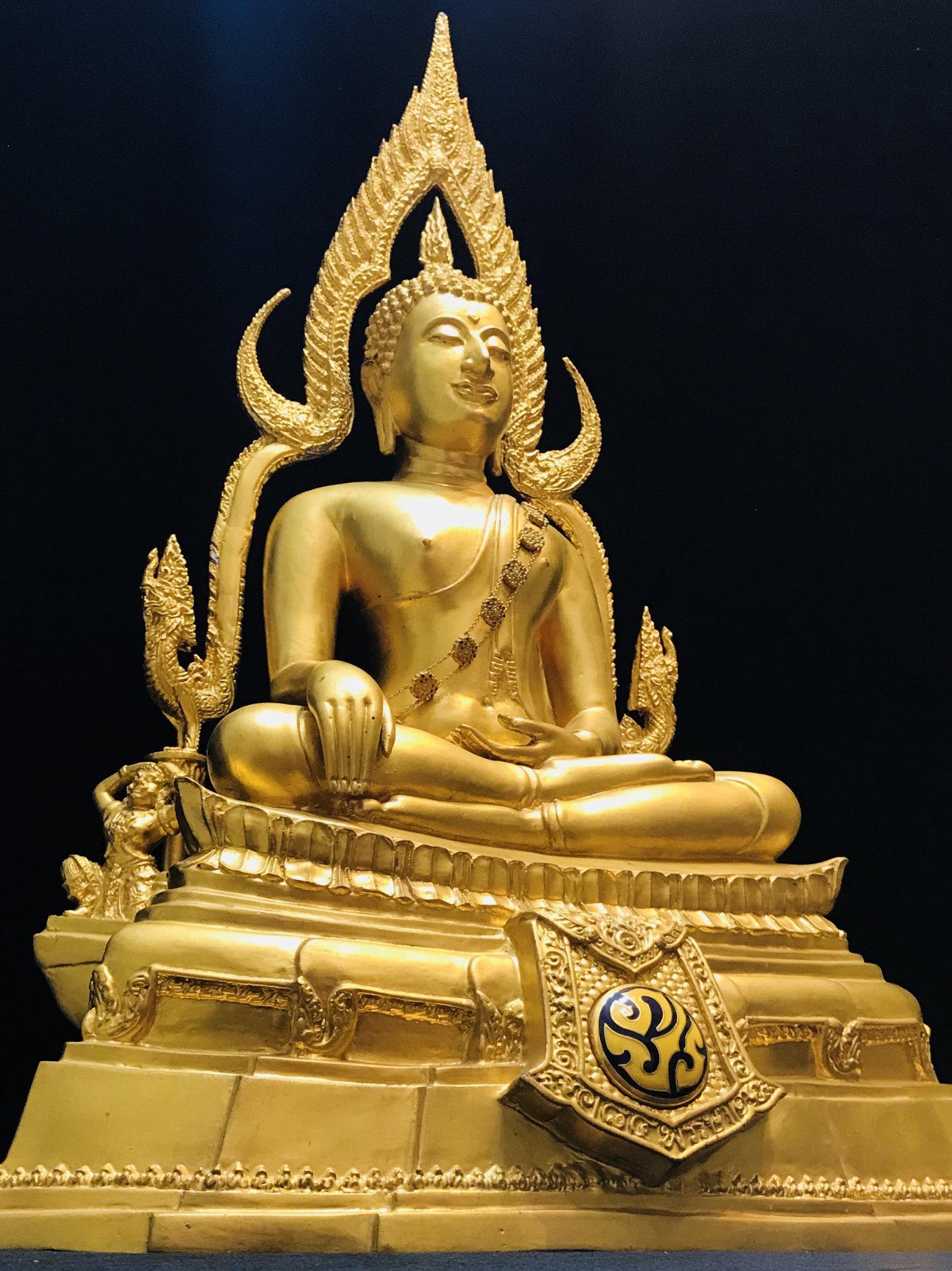 พระพุทธชินราช(จำลอง)ภปร. 84พรรษา เนื้อโลหะ ลงรักปิดทอง 100% ขนาดหน้าตัก 9 นิ้ว(ใต้ฐานบรรจุพระพุทธชินราชเนื้อผงพระราชทานมวลสาร จิตรลดาและเส้นพระเจ้า(เส้นผม))