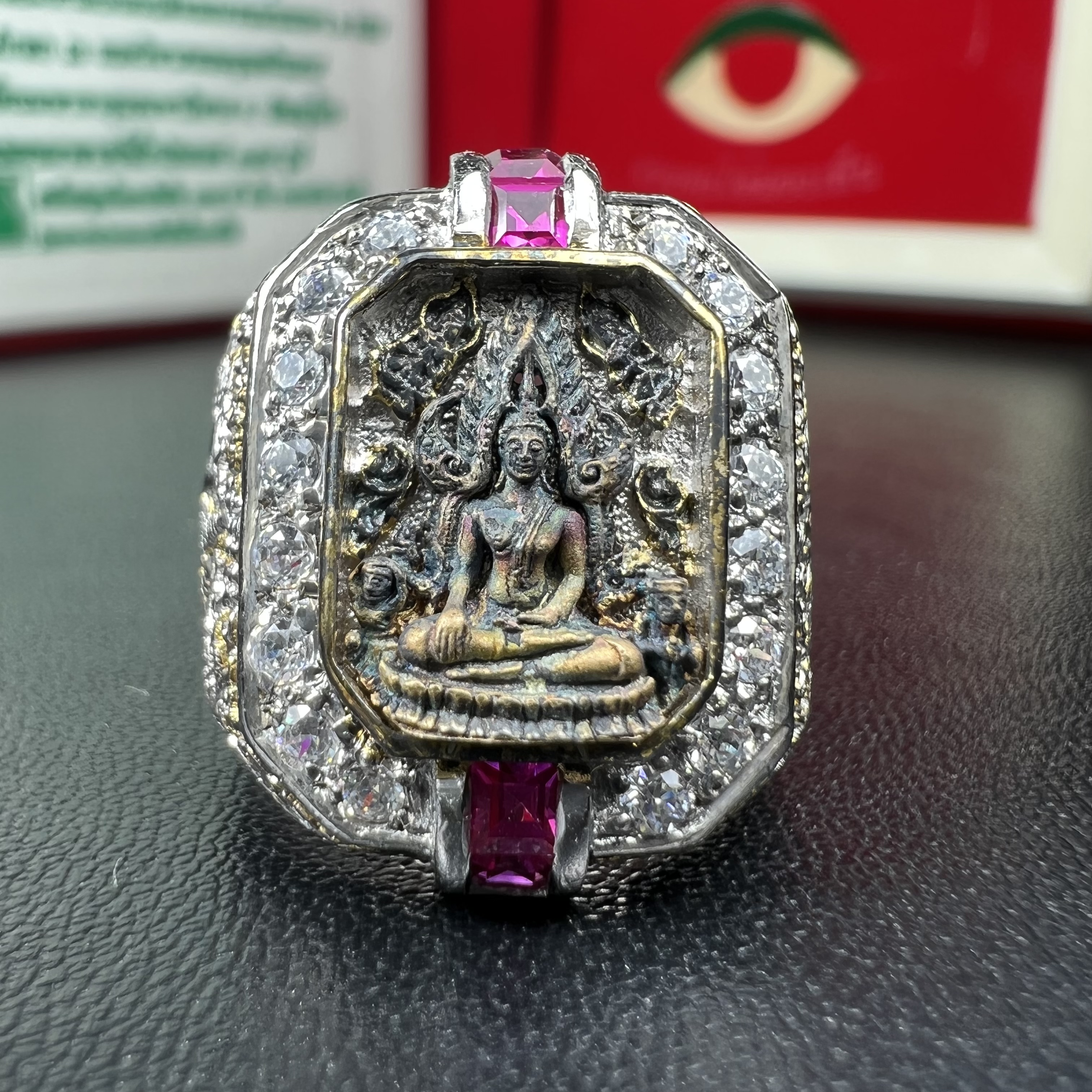 แหวนพระพุทธชินราช ภปร. ในวโรกาสเฉลิมพระชนมายุ6รอบ 5ธันวาคม2542 มูลนิธิพิทักษ์ดวงตาประชาชน จัดสร้าง แหวนเนื้อเงินเคลือบทองคำบริสุทธิ์ประดับเพชร CZ เกรดนอก ตอกโค๊ตและหมายเลข 2006(ผลรวมได้ 8 เลขมงคลเจริญมั่งคั่ง อุดมสมบูรณ์) พร้อมกล่องบรรจุเดิมครบ(หายาก)