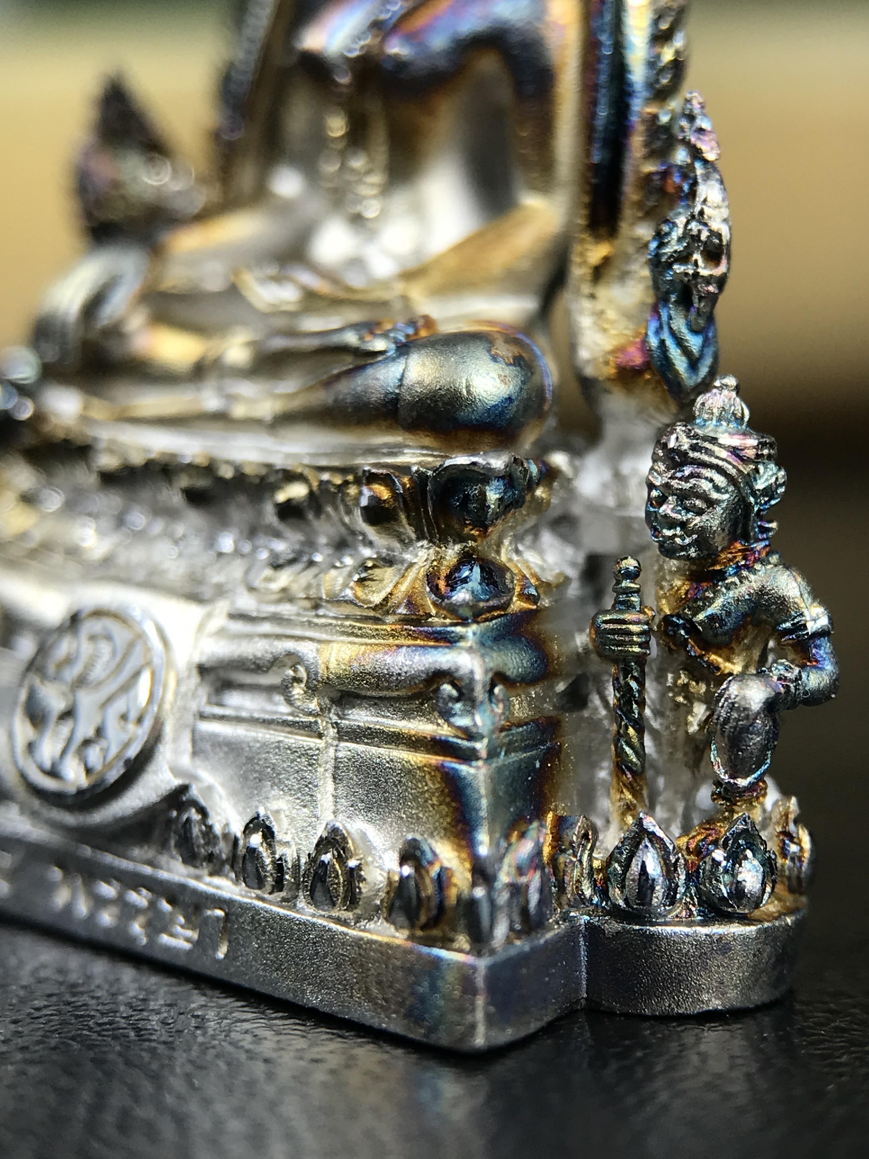 พระพุทธชินราช ภปร. 84 พรรษา ปี 2554 พิมพ์กลางขนาดหน้าตัก 1/2 นิ้ว(สูง 3.8 ซม.) เนื้อเงินชุบทองคำขาว(สภาพผิวเดิมสวย ขึ้นสีรุ้งธรรมชาติ แบบนิยม สวยมาก) (พระราชทานมวลสาร จิตรลดาและเส้นพระเจ้า(เส้นผม)รัชกาลที่9)พุทธศิลป์ทรงคุณค่าอีกหนึ่งรุ่นยอดนิยม