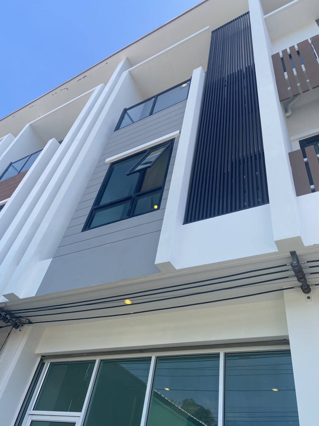 For Sales : Chaofah, 3-Storey Commercial Building, 3 Bedrooms 4 Bathrooms