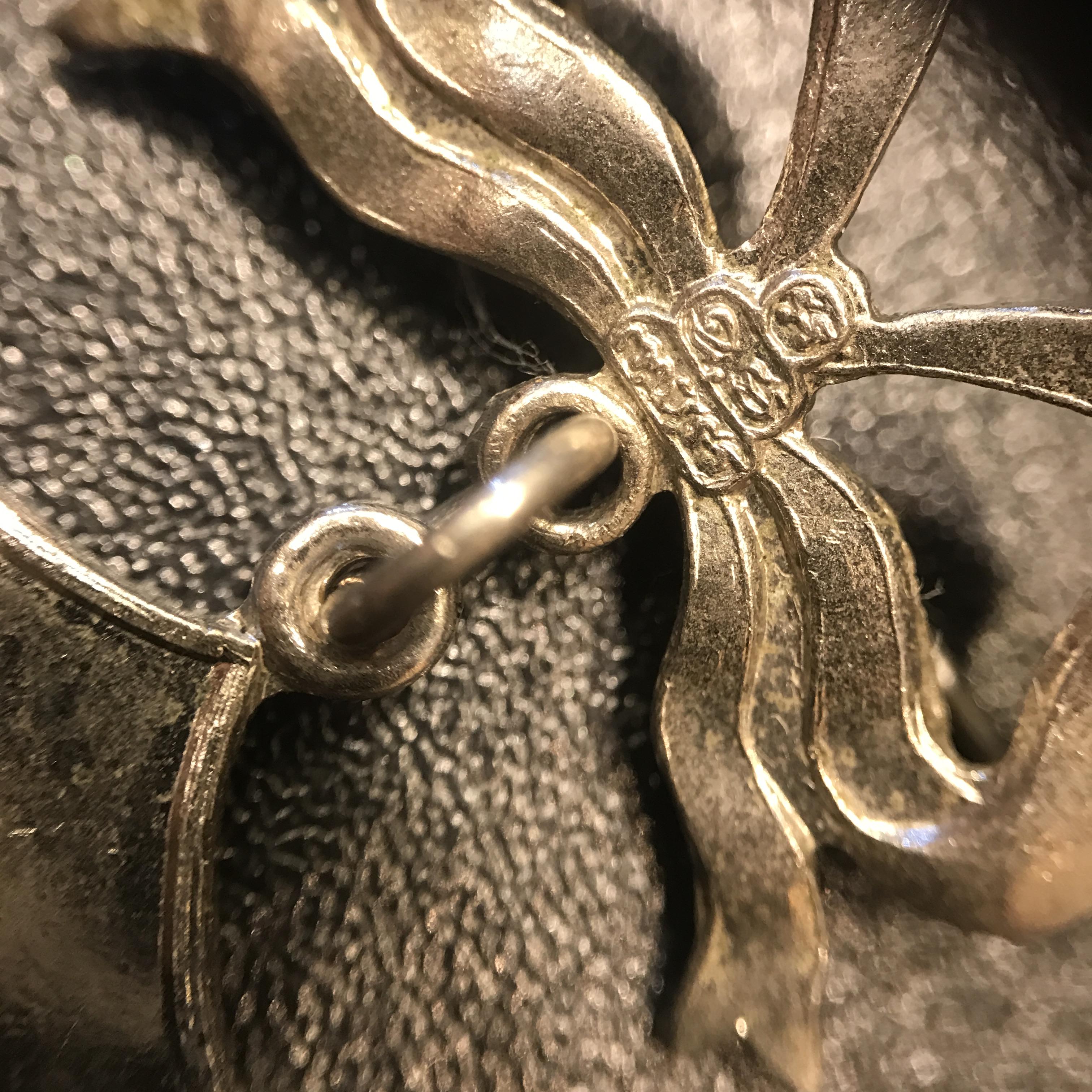 เหรียญในหลวงรัชกาลที่9 รุ่นจอมทัพไทย ปี2507 เจ้าคุณนรฯ วัดเทพศิรินทร์ อธิษฐานจิตปลุกเสก เนื้ออัลปาก้าชุบนิเกิ้ล พร้อมเข็มกลัดยันต์น้ำเต้าเจ้าคุณนรฯ