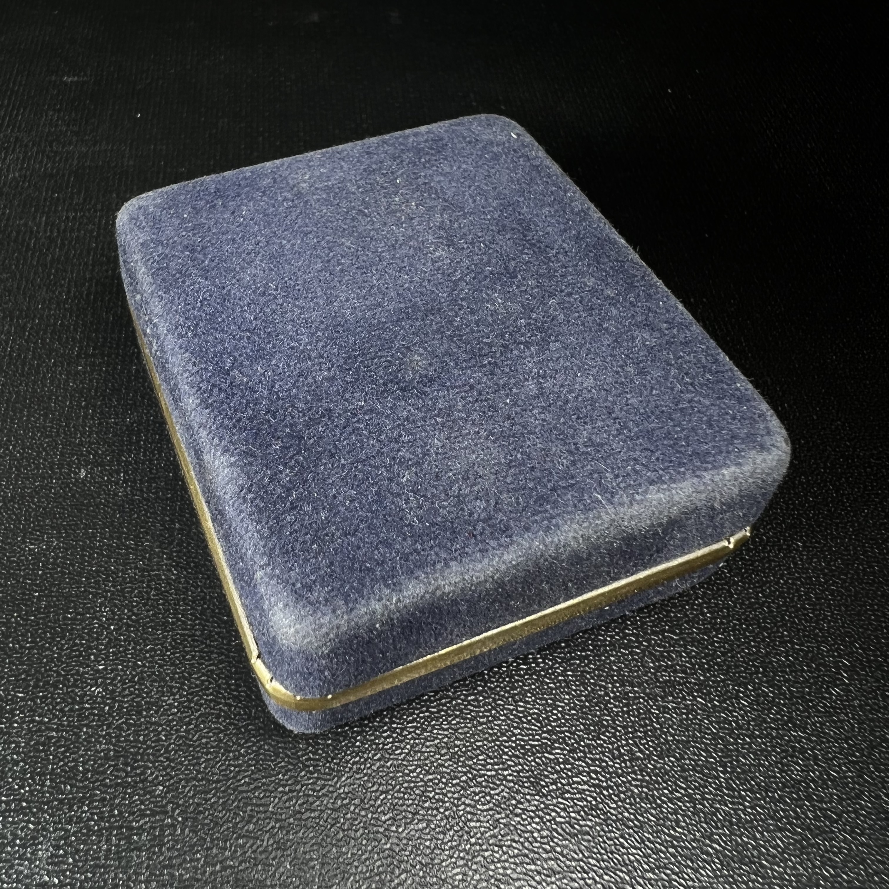 พระกริ่งพระพุทธชินสีห์ ภปร ทันโตเสฏโฐ ปี 2533 เนื้อเงิน (วัตถุมงคลหนึ่งเดียวที่บรรจุพระทนต์(ฟัน)ในหลวงรัชกาลที่9 พระราชทานให้จัดสร้าง)(1ใน1999องค์)