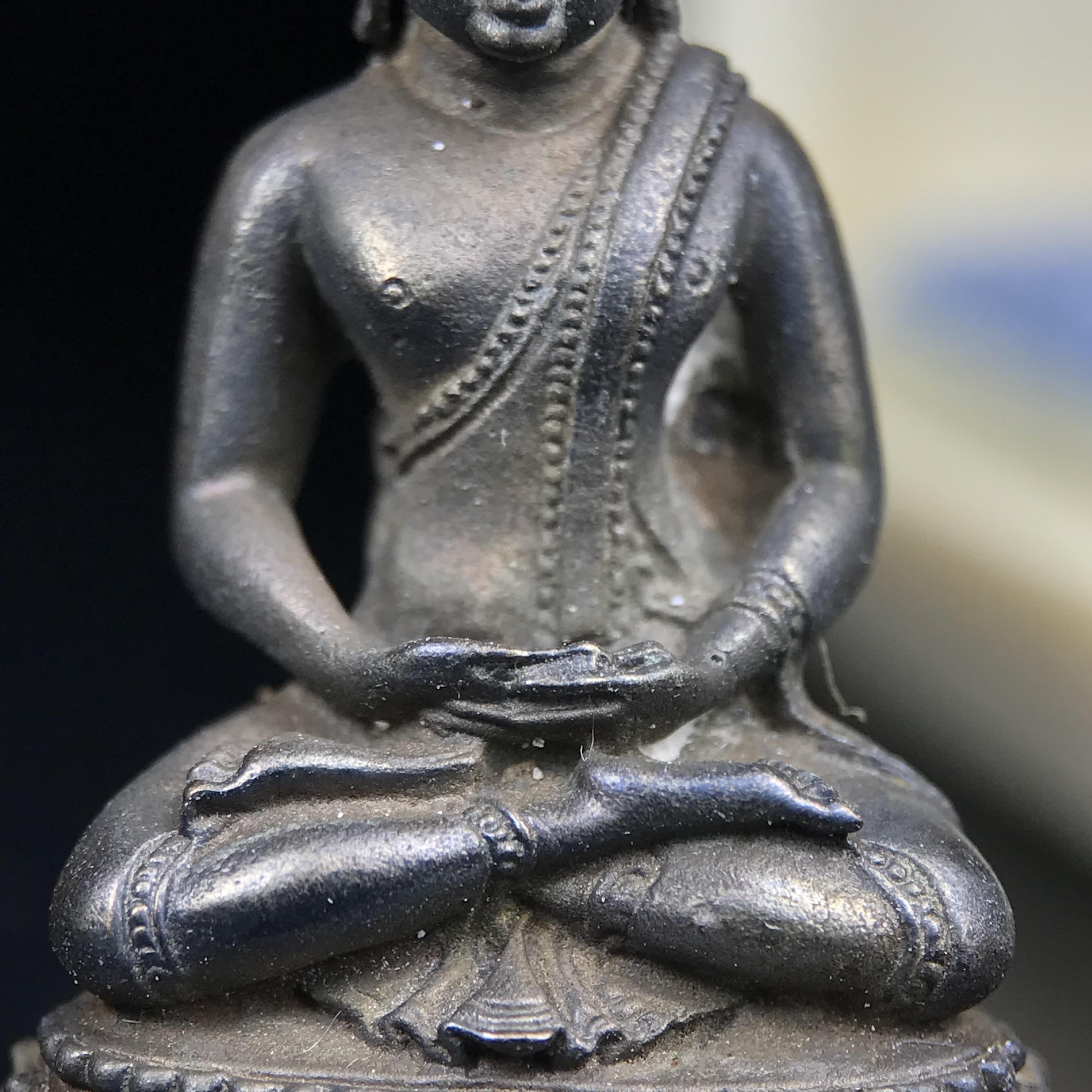 พระกริ่งพิชัยรังสี รุ่นแรก วัดป่าชัยรังสี จ.สมุทรสาคร ปี 2531 เนื้อนวโลหะ ออกแบบโดยนายช่างเกษม มงคลเจริญ ช่างมือหนึ่งแห่งยุค ปลุกเสกโดยพระเกจิอาจารย์ที่มีชื่อเสียงในยุคนั้นมาร่วมพิธีกันหลายรูป พุทธศิลป์ออกแบบได้สวยงดงาม พร้อมกล่องบรรจุเดิมครบ