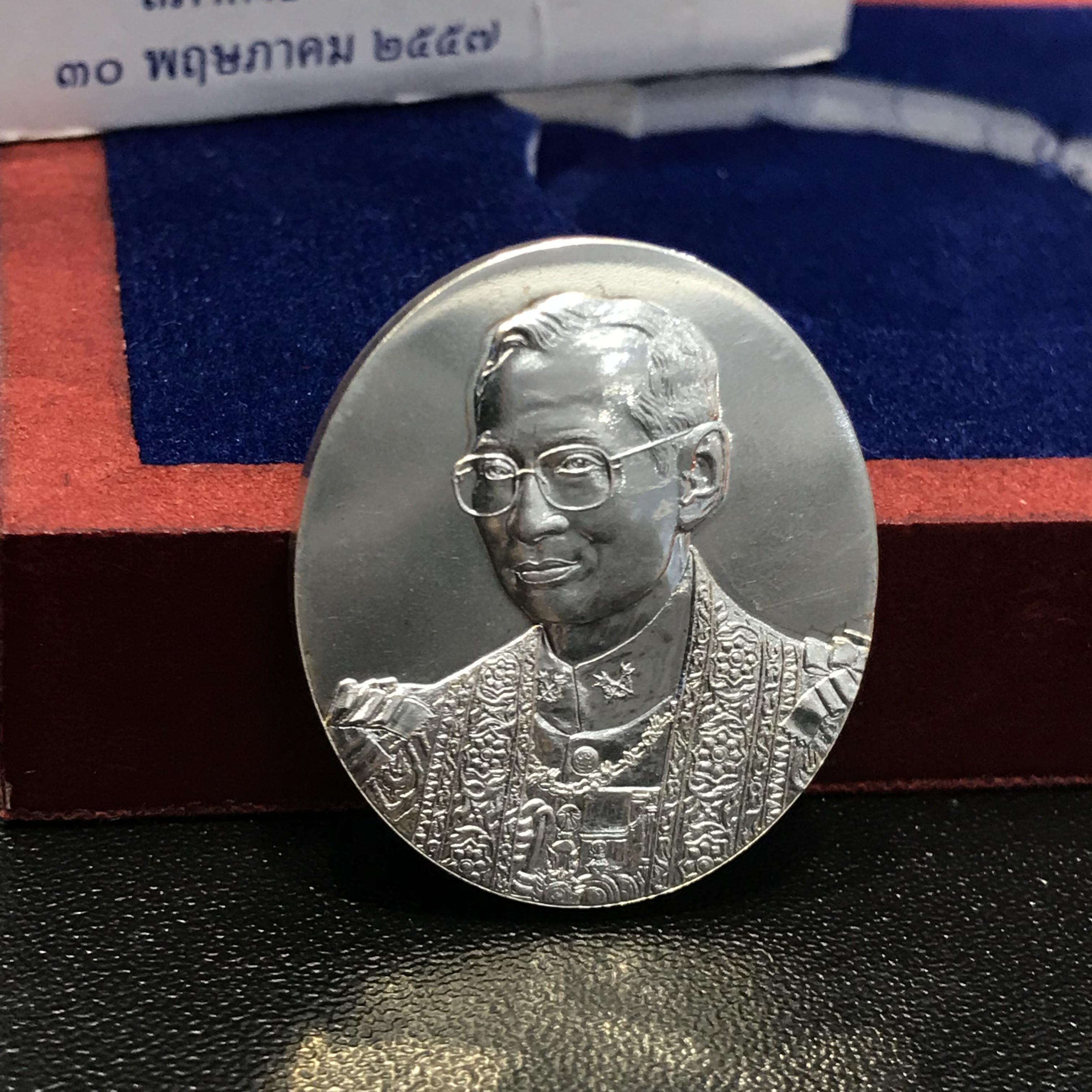 เหรียญพระบรมรูปพระบาทสมเด็จพระเจ้าอยู่หัว ที่ระลึก 100 ปี โรงพยาบาลจุฬาลงกรณ์ สภากาชาดไทย เนื้อเงิน(บล็อกโมเน่( Monnaie De Paris))1ใน5000เหรียญ