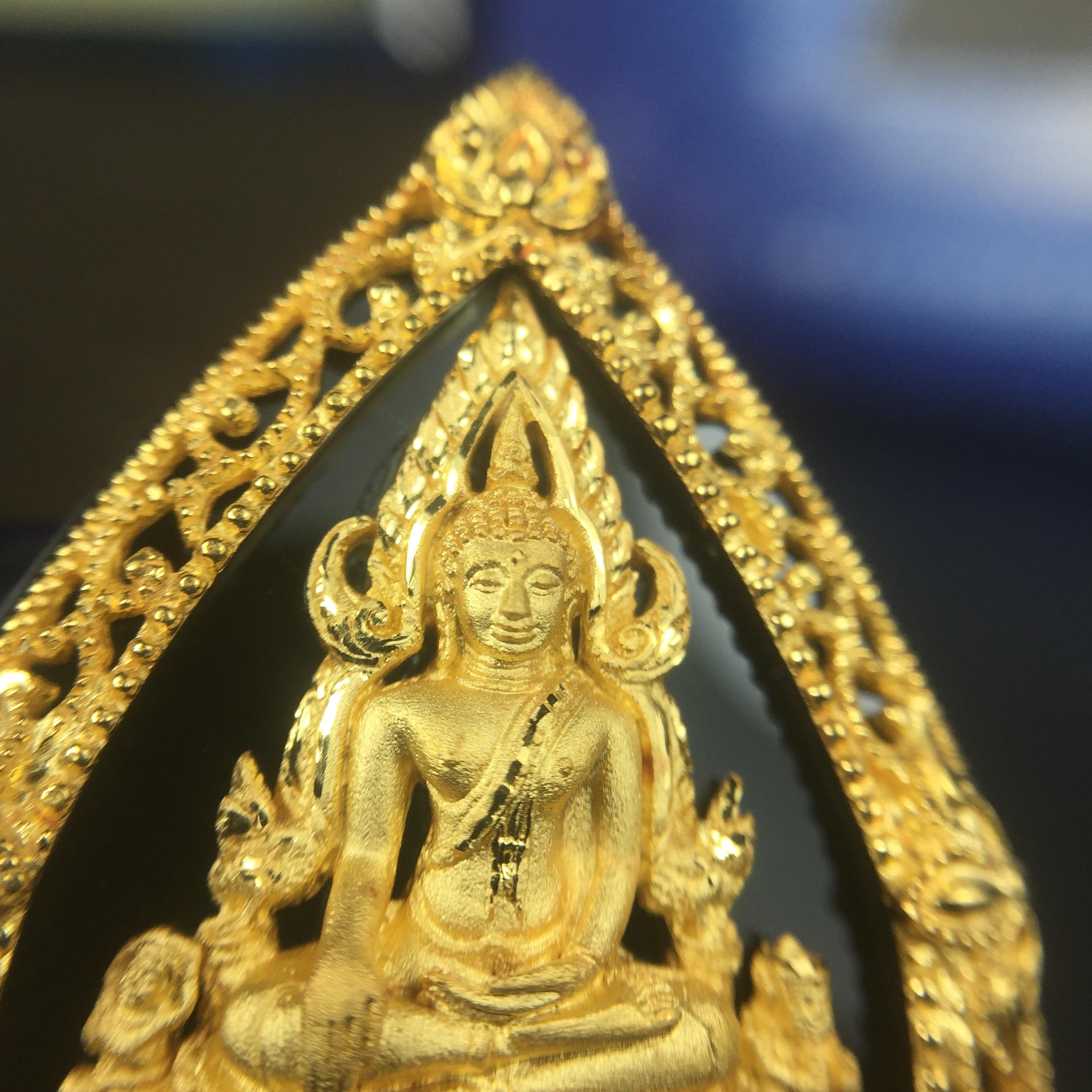 เหรียญพระพุทธชินราช ภปร. รูปหยดน้ำ โครงการ เพราะแผ่นดินนี้คือแผ่นดินเกิด เนื้อทองคำ (นน.รวม 7.3 กรัม) ปี2551 (ขนาด 21 x 29 มม.) (สวยงามหายาก)1ใน 3000องค์