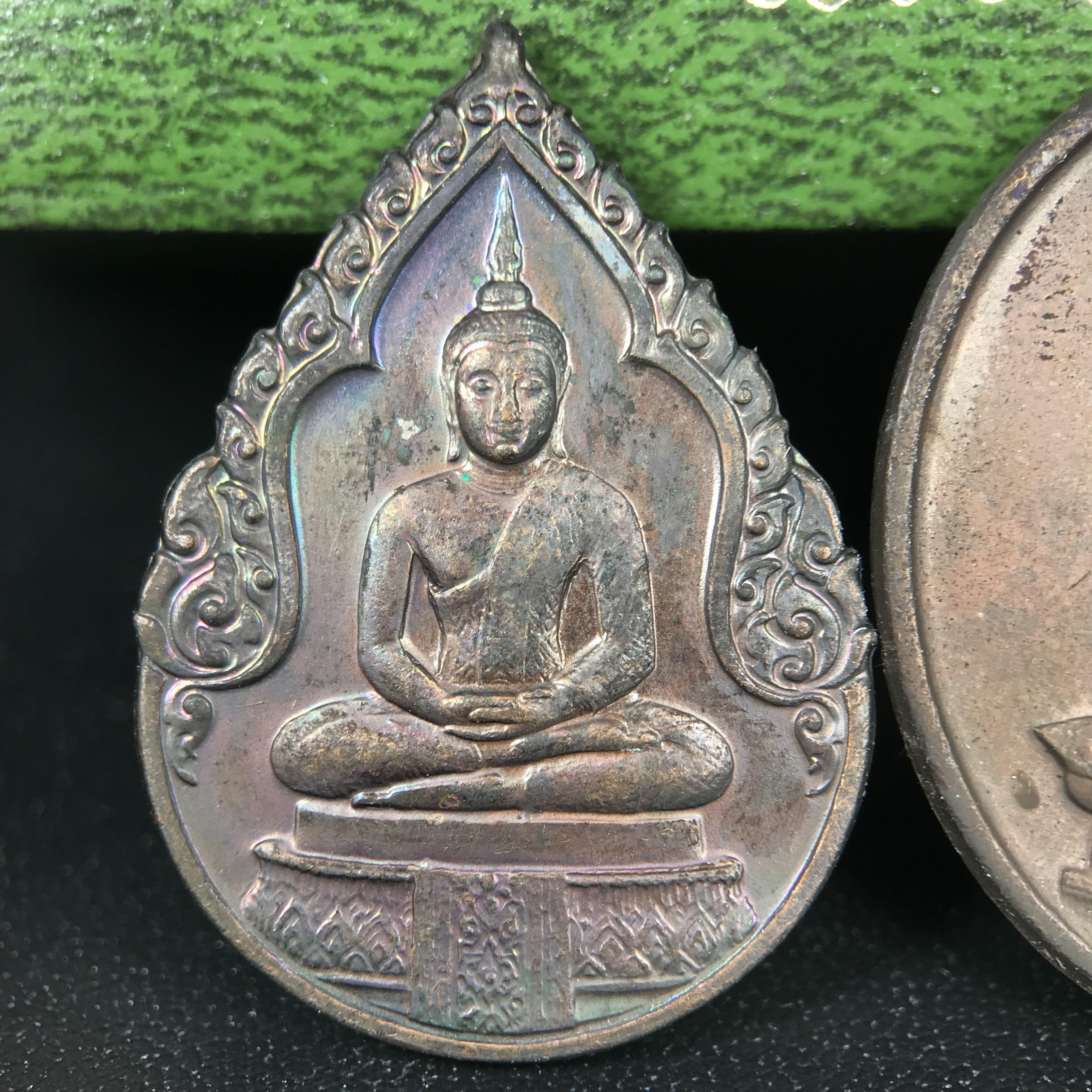 เหรียญพระแก้วมรกตหลัง ภปร. ฉลองกรุงรัตนโกสินทร์ครบ 200 ปี พ.ศ.2525 เนื้อทองแดงกล่องบรรจุเดิมครบ3พิมพ์(บล็อกพระราชศรัธา)(ในหลวงรัชกาลที่9 เสด็จในพิธี)พระคู่บ้านคู่เมือง...พระดี...พิธีใหญ่