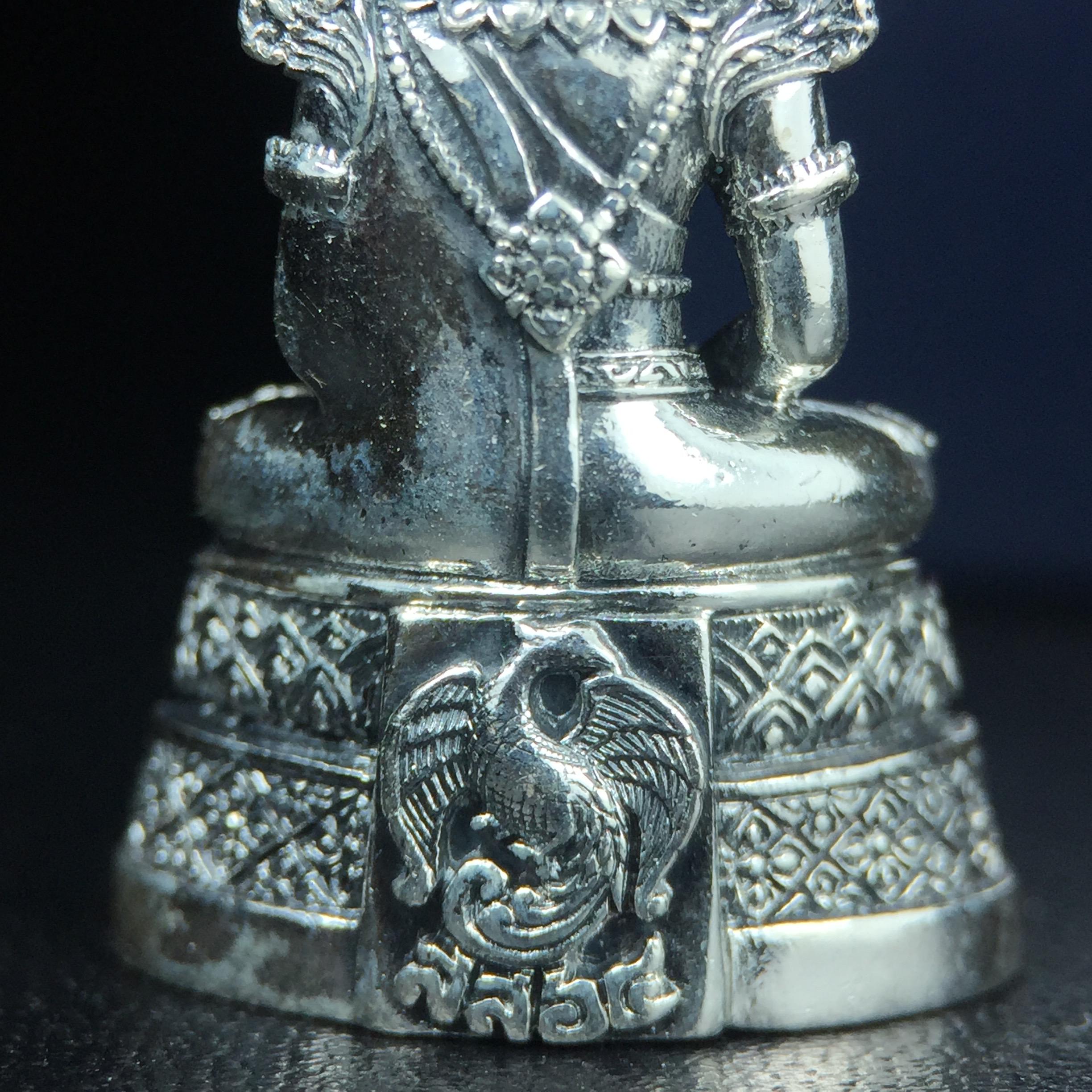 พระแก้วมรกต กรมสรรพสามิตจัดสร้างขึ้นเนื่องในโอกาสครบรอบ 64 ปีของกรมสรรพสามิต และเนื่องในวโรกาสที่พระบาทสมเด็จพระเจ้าอยู่หัวทรงครองราชย์ครบ 50 ปีในปีกาญจนาภิเษก เมื่อ พ.ศ.2539 เนื้อเงินรมดำขัดเงาพร้อมกล่องบรรจุเดิม