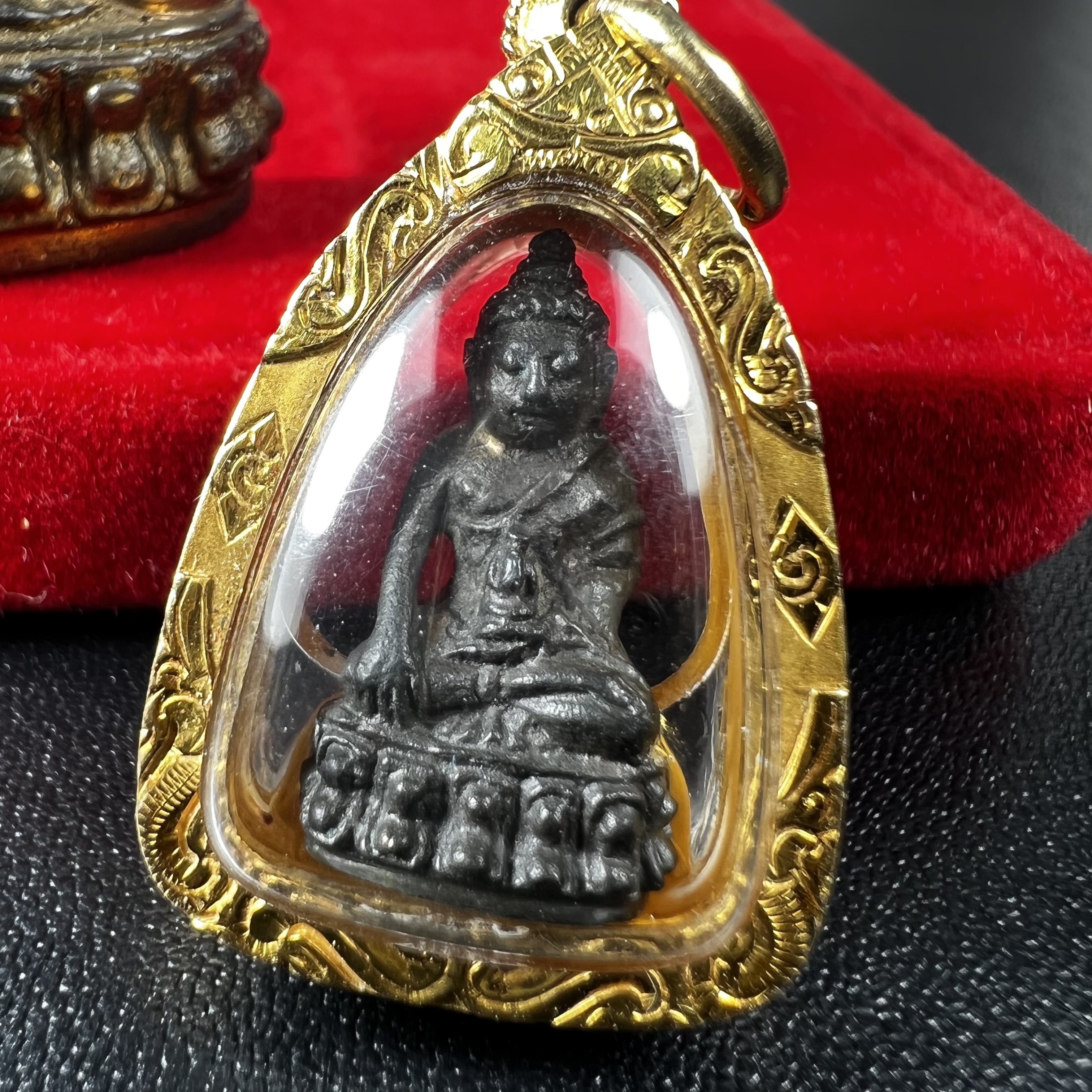 พระกริ่ง-พระชัยวัฒน์ ปวเรศ ปี2530 วัดบวรนิเวศราชวรวิหาร(องค์พระชัยวัฒน์เลี่ยมกรอบทองคำแท้)(ในหลวง ร.9 เสด็จเททอง)(บรรจุเส้นเกศาในหลวงรัชกาลที่9)พร้อมสูจิบัตรเดิมตอนจัดสร้าง(สภาพสวยครบสมบูรณ์) (องค์หน้าใหญ่)(องค์ทองทบ)แบบพิมพ์นิยมหายาก