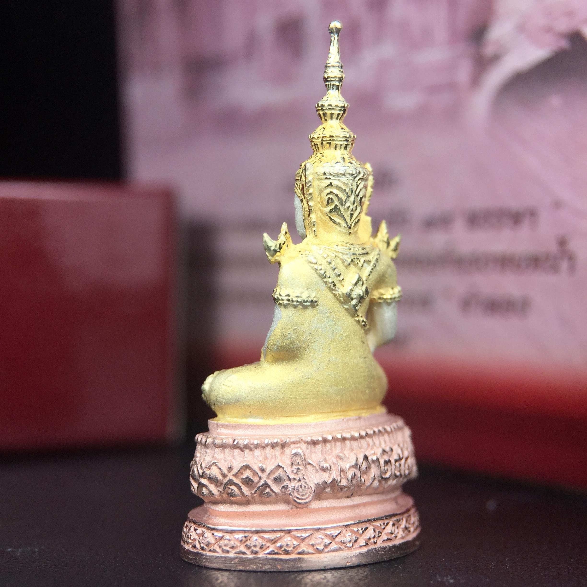 พระแก้วมรกต ภปร.(รุ่นแรก) ปี2545 รุ่นฉลองกรุงรัตนโกสินทร์ครบ 220 ปี พิมพ์ลอยองค์ใหญ่ เนื้อเงินบริสุทธิ์ 92.5% (สามกษัตริย์) ขนาด 19*35 มม. พร้อมกล่องบรรจุเดิม สวยครบสมบูรณ์