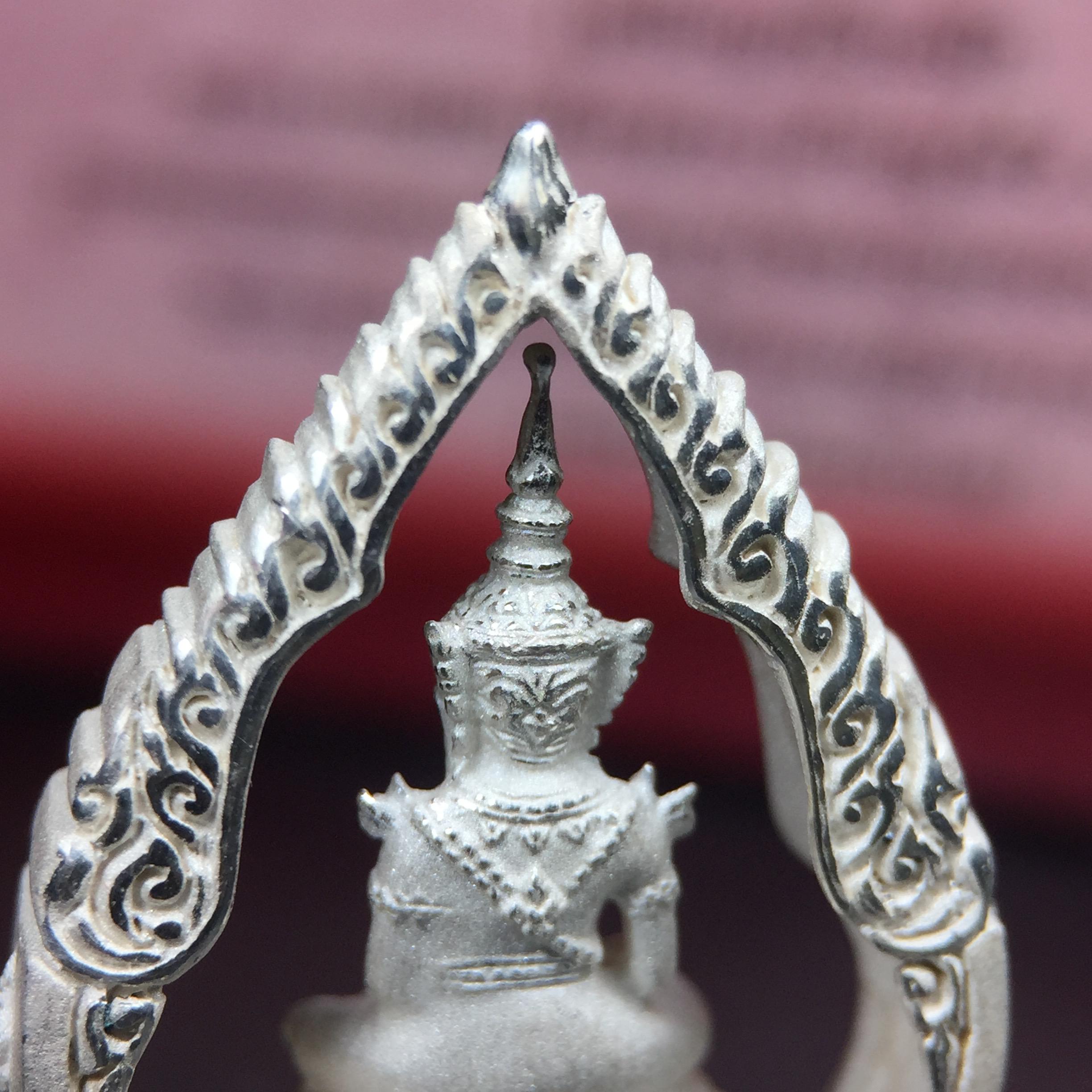 พระแก้วมรกต ภปร.(รุ่นแรก) ปี2545 จัดสร้างในมหาวโรกาส พระบาทสมเด็จพระเจ้าอยู่หัวรัชกาลที่ 9 ครบรอบ 75 พรรษา และฉลองกรุงรัตนโกสินทร์ครบ 220 ปี พิมพ์ลอยองค์ทรงหยดน้ำ เนื้อเงินบริสุทธิ์ 92.5% ขนาด 18*27 มม. พร้อมกล่องบรรจุเดิม สวยครบสมบูรณ์(องค์หมายเลข 1752)