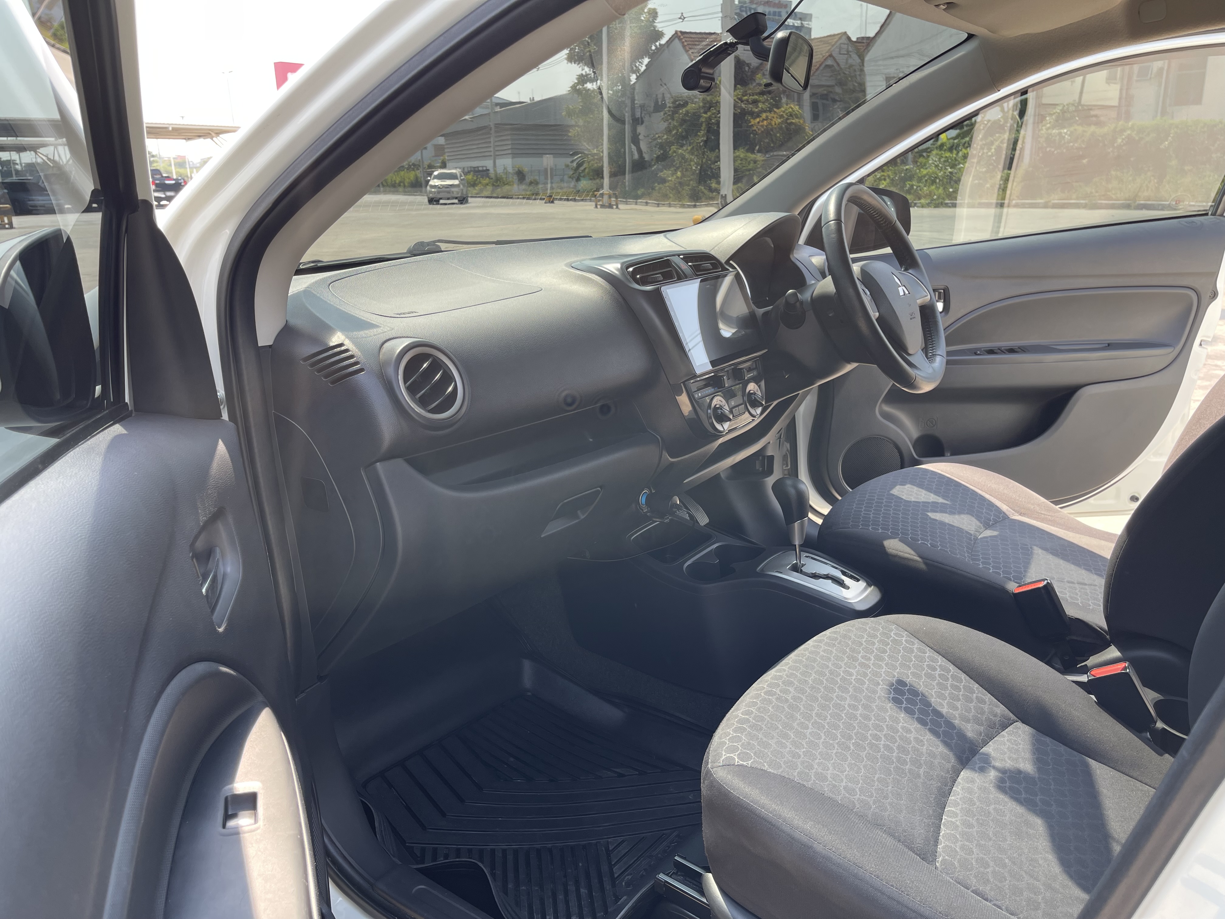 Mitsubishi Mirage 1.2 GLS At 2015 ขาว