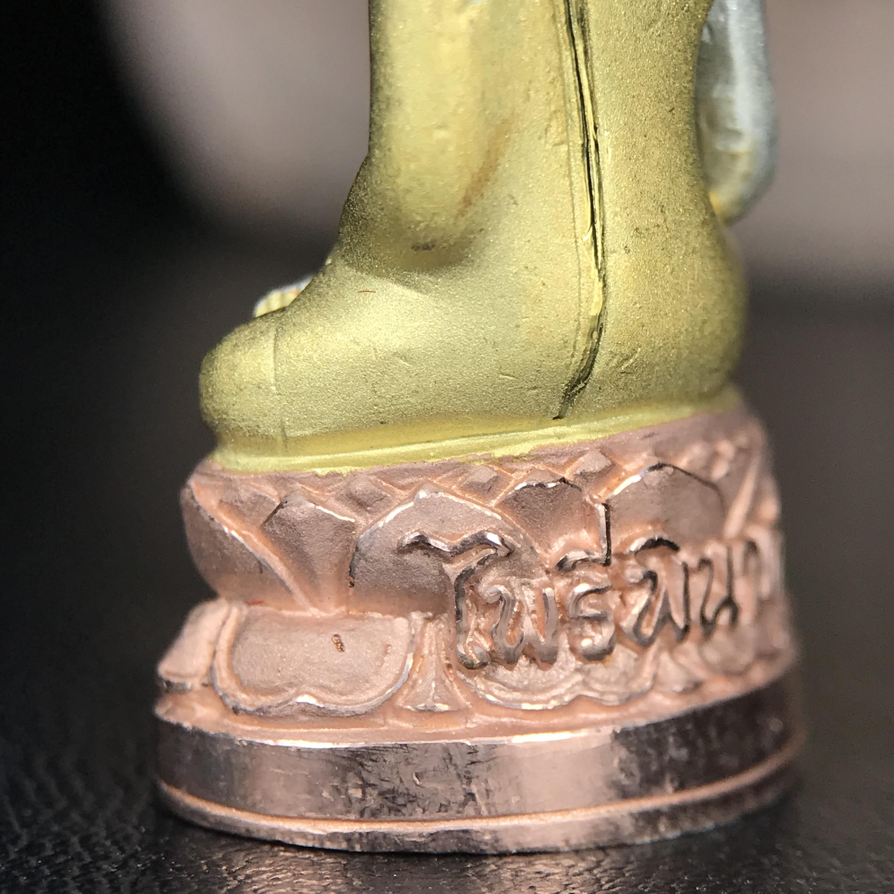 พระกริ่งไพรีพินาศ ตรากาญจนาภิเษกครองสิริราชสมบัติครบ 50 ปี รัชกาลที่9 ปี2540 เนื้อเงินสามกษัตริย์(ผิวเดิมสวย ครบ สมบูรณ์)พร้อมกล่องบรรจุเดิมครบ ชุดพระราชทาน(หายาก)(เข้มขลังทรงอานุภาพยิ่งใหญ่กำราบศัตรูพ่ายสิ้น พระไพรีพินาศ)(หายากพบเจอได้น้อยมาก)1ใน 539องค์