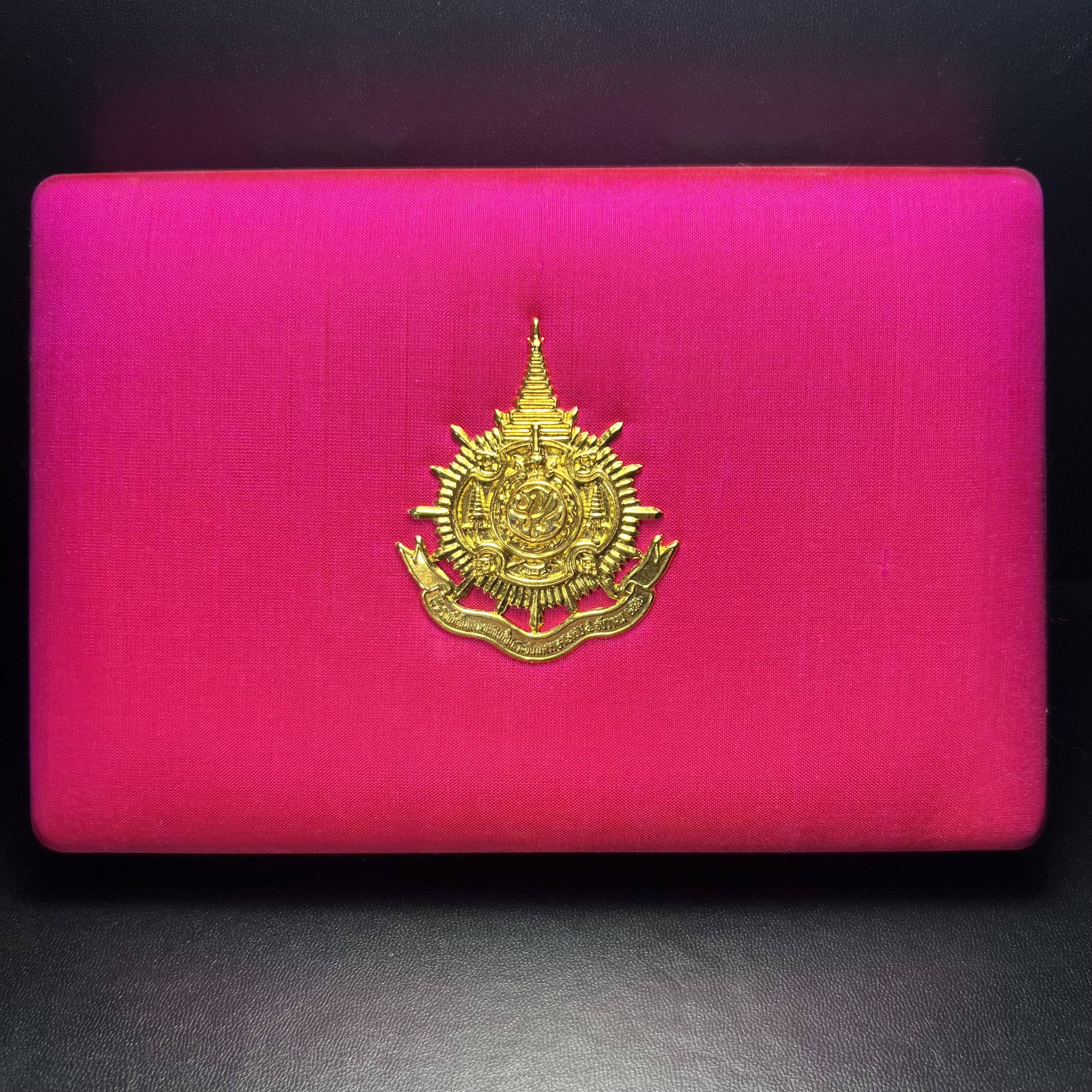 พระสมเด็จนางพญา 9 แผ่นดิน ชุด เบญจรัตนคุณ วัดอรุณราชวราราม จัดสร้างเนื่องในพระราชพิธีมหามงคลรัชกาลที่ 9 เฉลิมพระชนมพรรษา 6 รอบ 5 ธันวาคม 2542 ชุด เบญจรัตนคุณ ชุดหมายเลข ๓๐๙ (ชุดพิเศษพิมพ์กรรมการ 1 ใน 1000 ชุด)หายาก