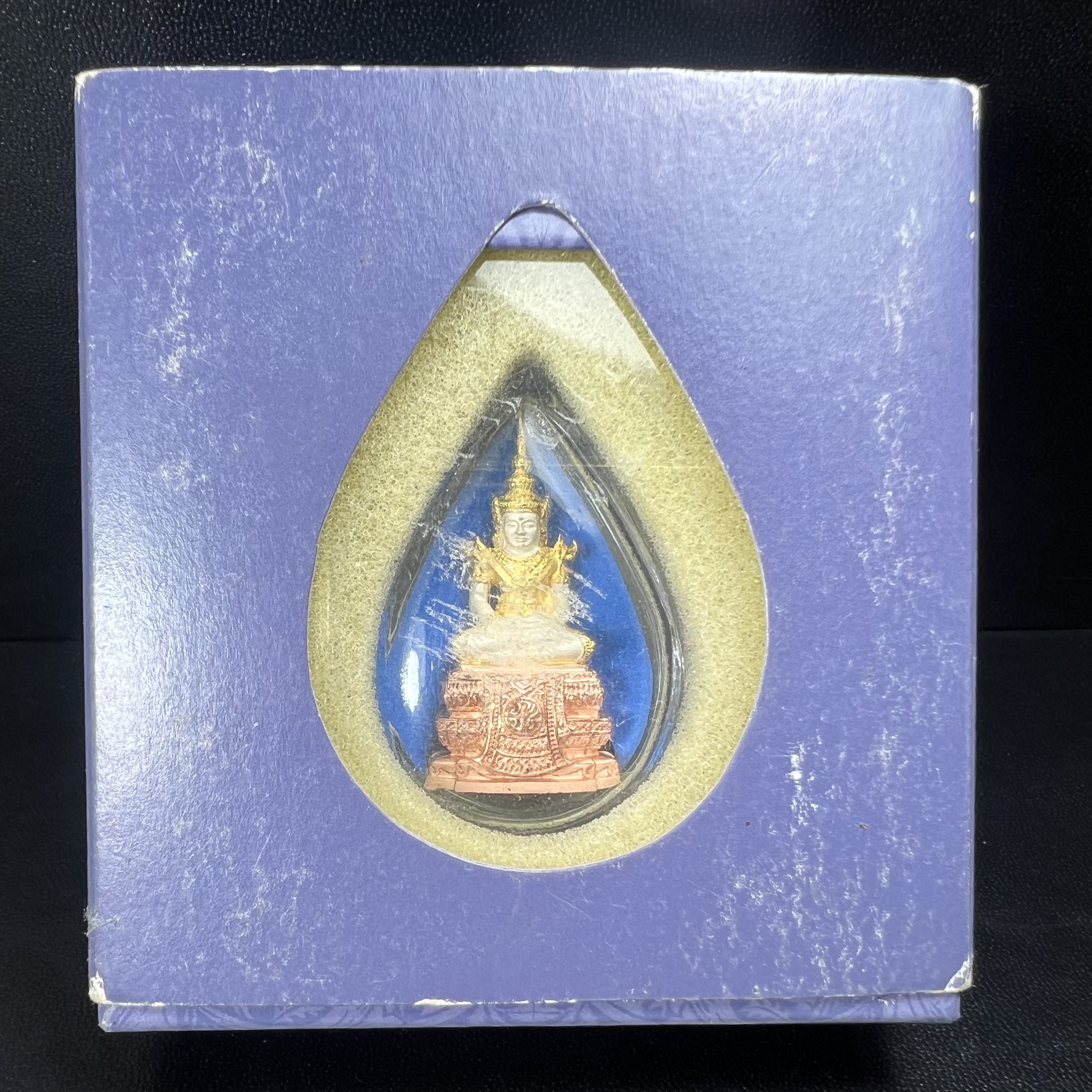 พระแก้วมรกต ภปร. ปี2547 จัดสร้างโดย รพ.ภูมิพลฯ เนื้อเงิน (3 กษัตริย์)ลอยองค์ หน้าตัก 1/2 นิ้ว งดงามทรงคุณค่าอีกหนึ่งรุ่นยอดนิยม หายาก(1ใน3000องค์)