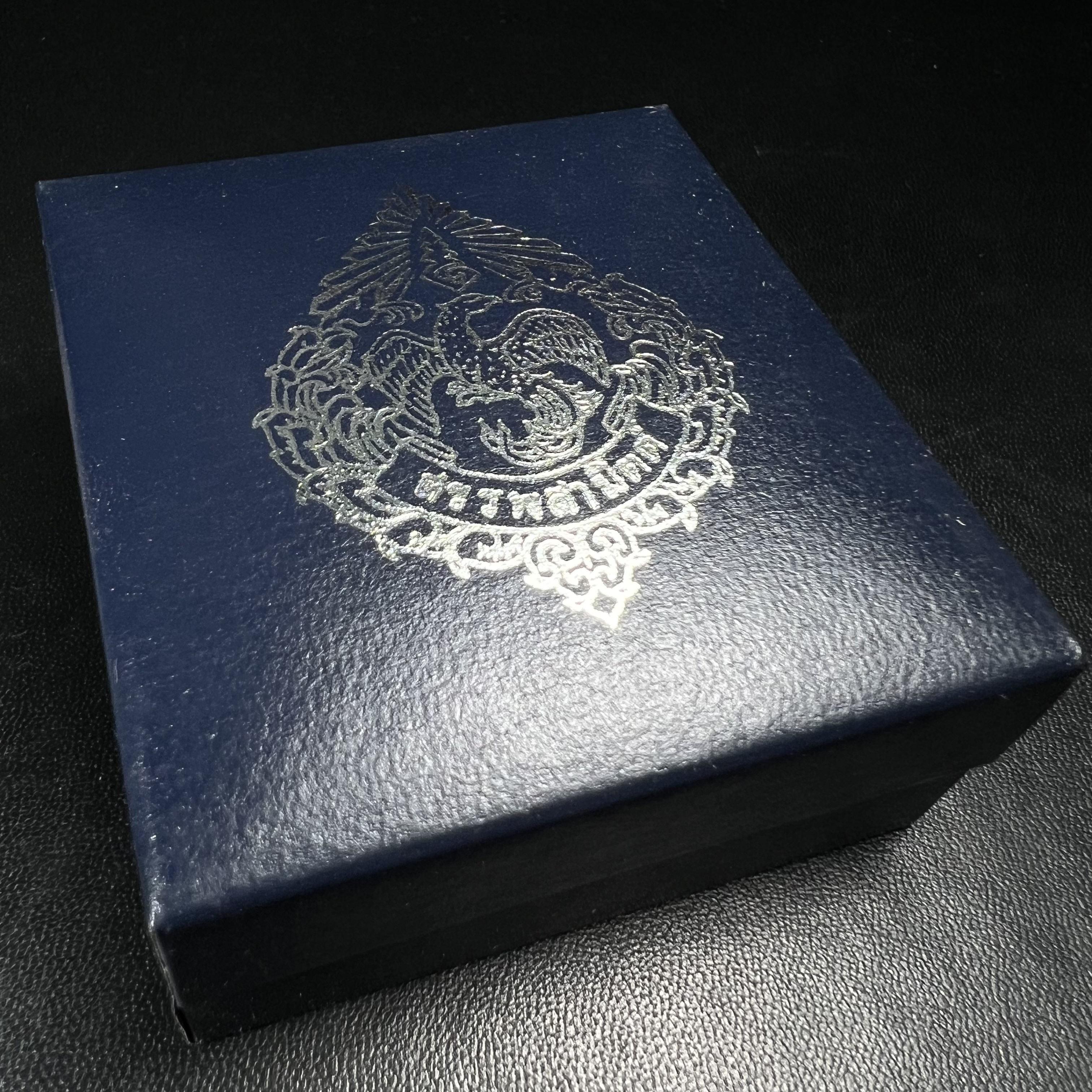 พระแก้วมรกต กรมสรรพสามิตจัดสร้างขึ้นเนื่องในโอกาสครบรอบ 64 ปีของกรมสรรพสามิต และเนื่องในวโรกาสที่พระบาทสมเด็จพระเจ้าอยู่หัวทรงครองราชย์ครบ 50 ปีในปีกาญจนาภิเษก เมื่อ พ.ศ.2539 เนื้อเงินรมดำขัดเงาพร้อมกล่องบรรจุเดิม