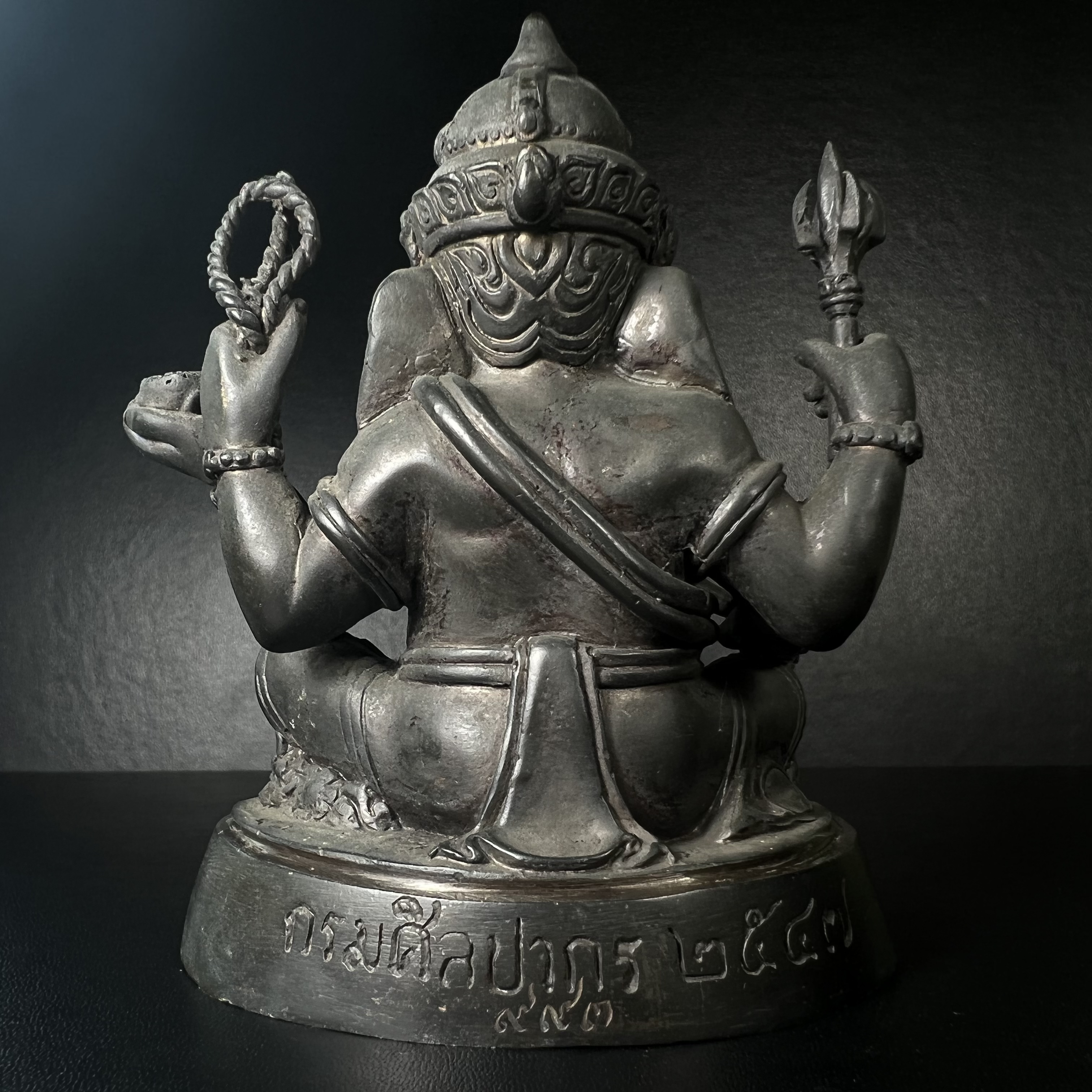 พระพิฆเนศ กรมศิลปากร ปี2547 ขนาดบูชาหน้าตัก 3 นิ้ว โลหะผสมเนื้อดี มีโค๊ดหมายเลขกำกับNo.993 (1 ใน 5000 องค์)รุ่นยอดนิยมหายาก