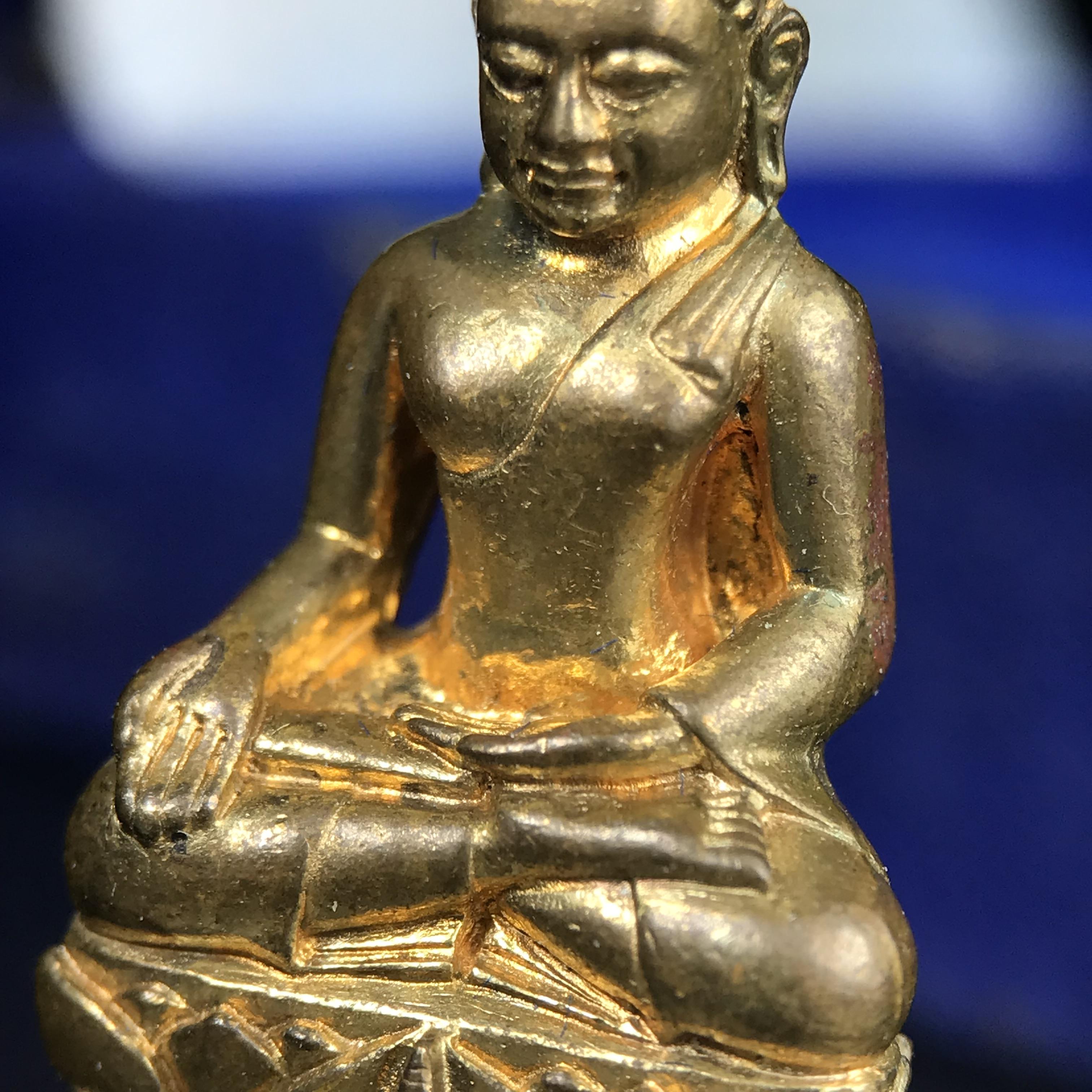 พระกริ่งไพรีพินาศ บรรจุเหล็กไหล ครั้งแรกและครั้งเดียวในประวัติศาสตร์ เฉลิมพระเกียรติ พระบาทสมเด็จพระเจ้าอยู่หัวรัชกาลที่9 พระชนมพรรษา 6 รอบ ปี2542 เนื้อสัมฤทธิ์(บรรจุเหล็กไหล)ดีนอก-ดีใน พิธีใหญ่ มวลสารเด่น (หายาก)