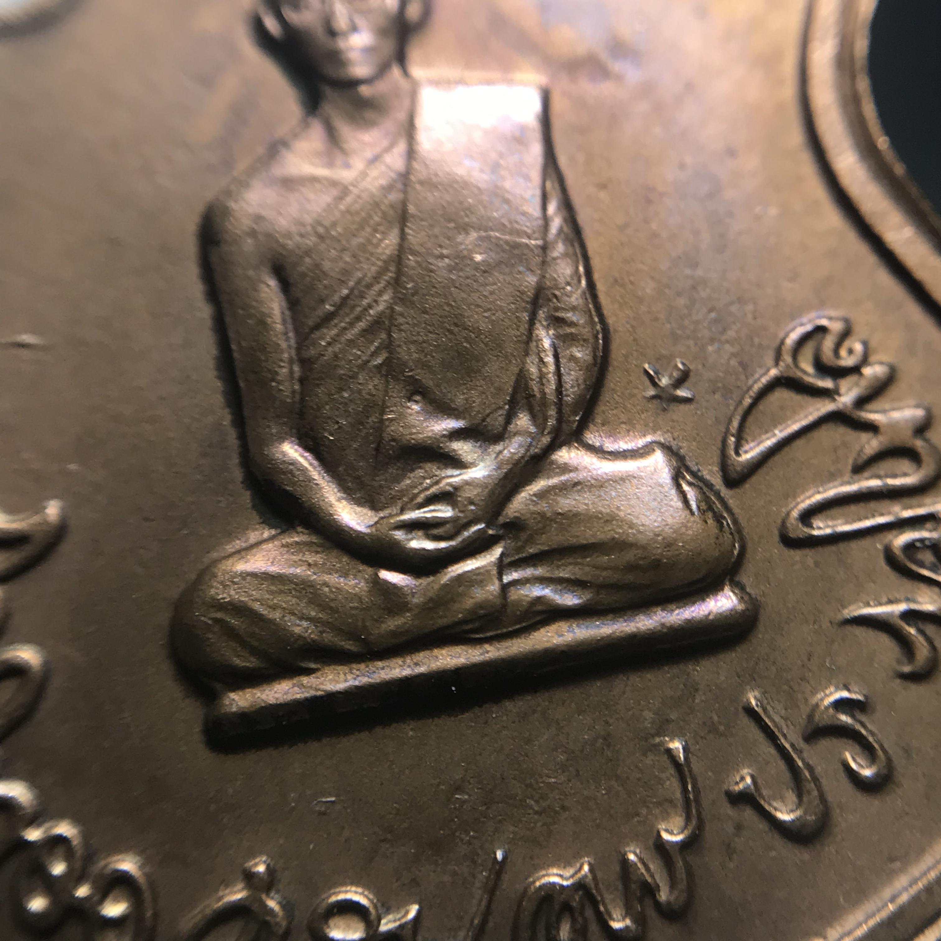 เหรียญในหลวงทรงผนวช-พระพุทธชินราช กองทัพภาคที่3จัดสร้าง ปี2517 เนื้อนวโลหะกล่องเดิม(สภาพคัดสวย)(หายาก)(ในหลวง ร.9 เสด็จในพิธี)(1ใน5000เหรียญ))