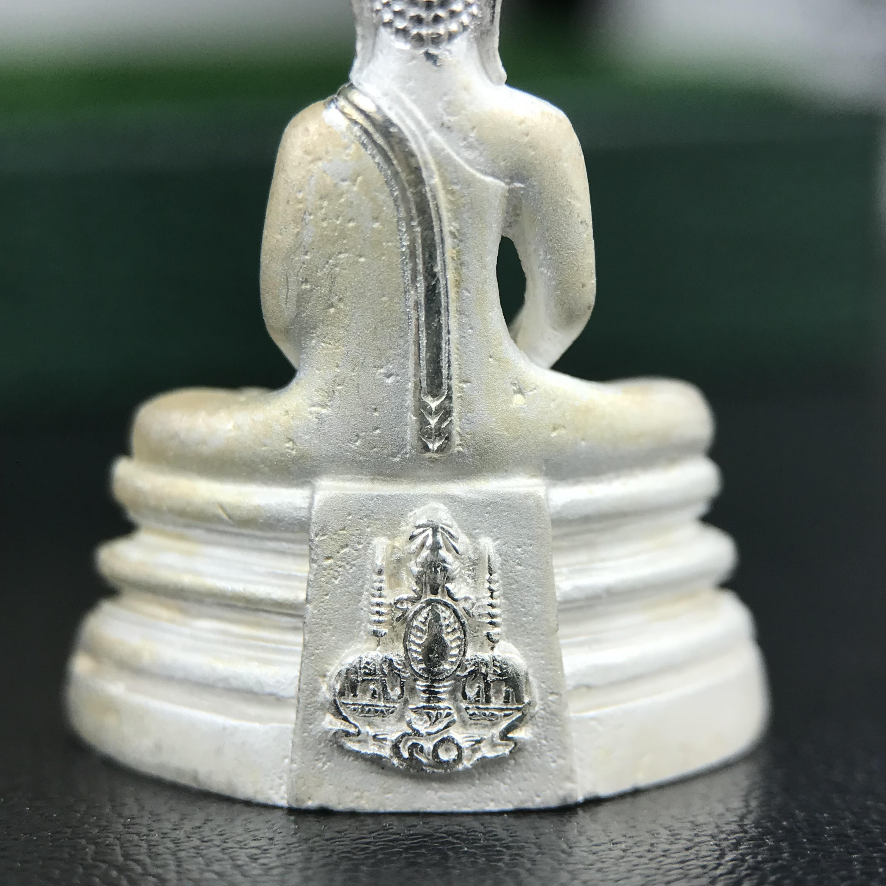 พระพุทธโสธร ภปร. รุ่นย้อนยุค สร้างพระอุโบสถ สมาคมชาวฉะเชิงเทรา จัดสร้าง ปี 2539 วโรกาสครองสิริราชสมบัติครบ 50 ปี เนื้อเงินทรายนวลขัดเงาบางส่วน พร้อมกล่องบรรจุและใบรับรองเดิม