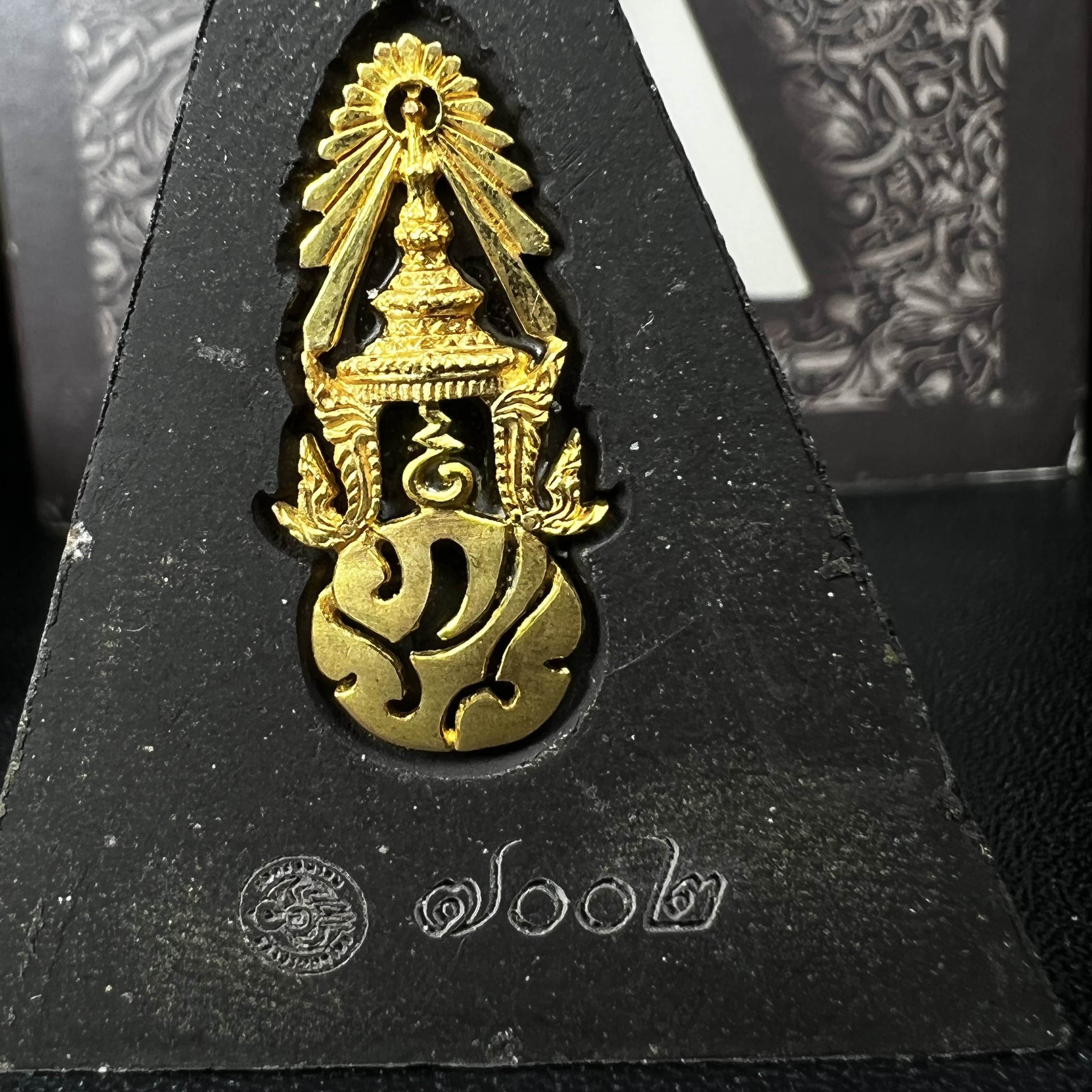 พระพุทธชินราช ภปร. โครงการ "เพราะแผ่นดินนี้ คือ แผ่นดินเกิด" ปี2548(รุ่นแรก) พระผงหลัง ภ.ป.ร. ทองคำ (พระราชทานเส้นพระเจ้า (เส้นผม)และมวลสารจิตรลดา)