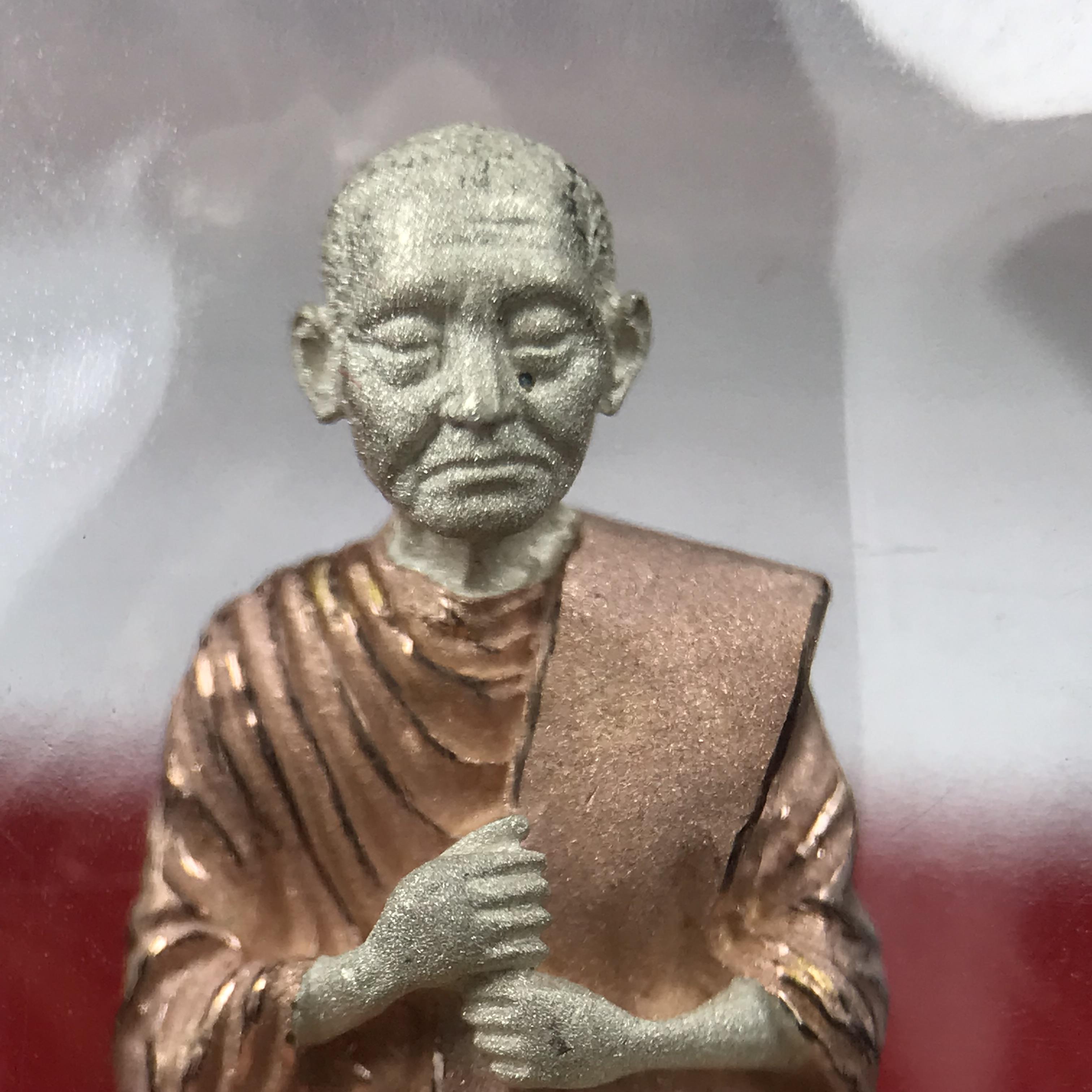 สมเด็จพุฒาจารย์ (โต พรหมรังสี) อนุสรณ์ 128 ปี สมเด็จพระญาณสังวร สมเด็จพระสังฆราช ทรงเมตตาอธิฐานจิต ปี 2543 มหาพุทธาภิเษก 3วาระ รูปเหมือนลอยองค์พิมพ์ใหญ่เนื้อเงินสามกษัตริย์ ขนาด 1.5 x 2.5 ซม. ทรงคุณค่าทั้งด้านความงานด้านพุทธศิลป์ และพุทธคุณ