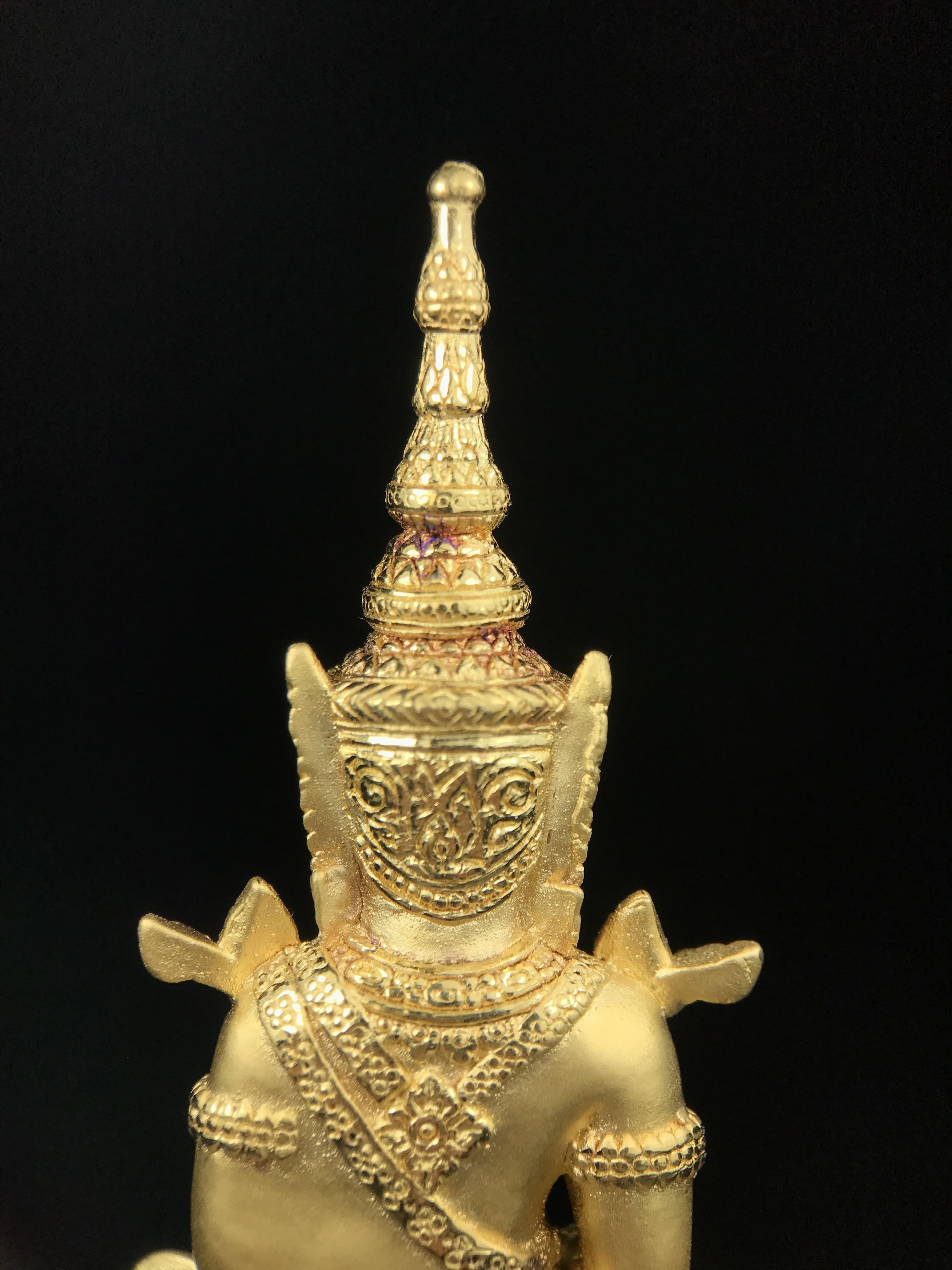 พระแก้วมรกต ภปร.(รุ่นแรก)ปี2545 รุ่นฉลองกรุงรัตนโกสินทร์ครบ 220 ปี หล่อลอยองค์ เนื้อทองคำบริสุทธิ์99.99% ขนาดบูชา 50*90 มม.(องค์หมายเลข ๗๘๙)(เลขมังกร 789 พลังแห่งความ มั่งคั่ง ร่ำรวย อำนาจ บารมี)สุดยอดมงคลแผ่นดินที่ควรเก็บรักษา บูชาเป็นมงคลชีวิต(หายากมาก)