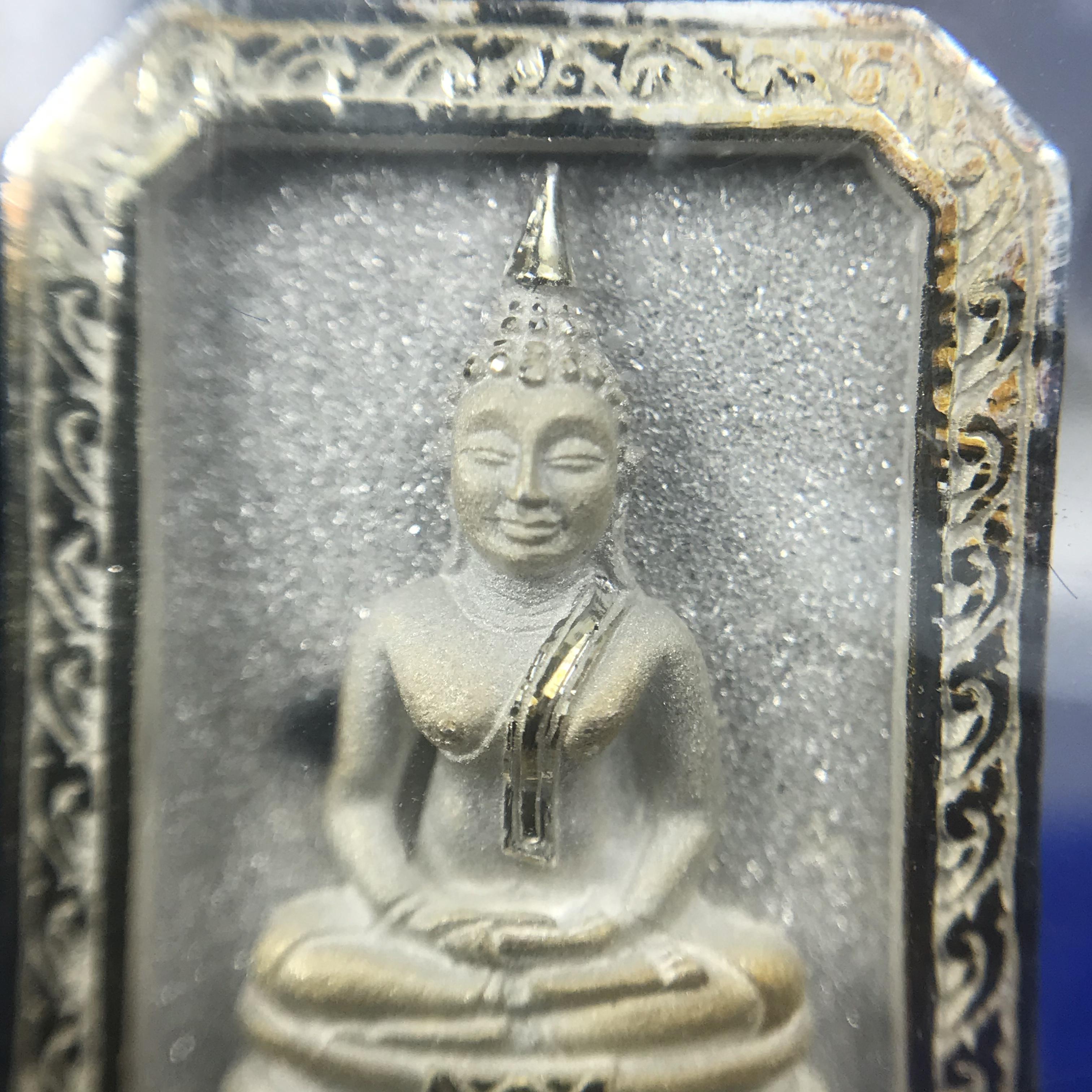 พระพุทธโสธร(หลวงพ่อโสธร) รุ่นสร้างอุโบสถ ปี2539 เนื้อเงิน พิมพ์แปดเหลี่ยม(หายาก) สภาพสวยผิวเดิมขึ้นน้ำทองสีรุ้งแบบนิยม กล่องบรรจุเดิมครบสมบูรณ์