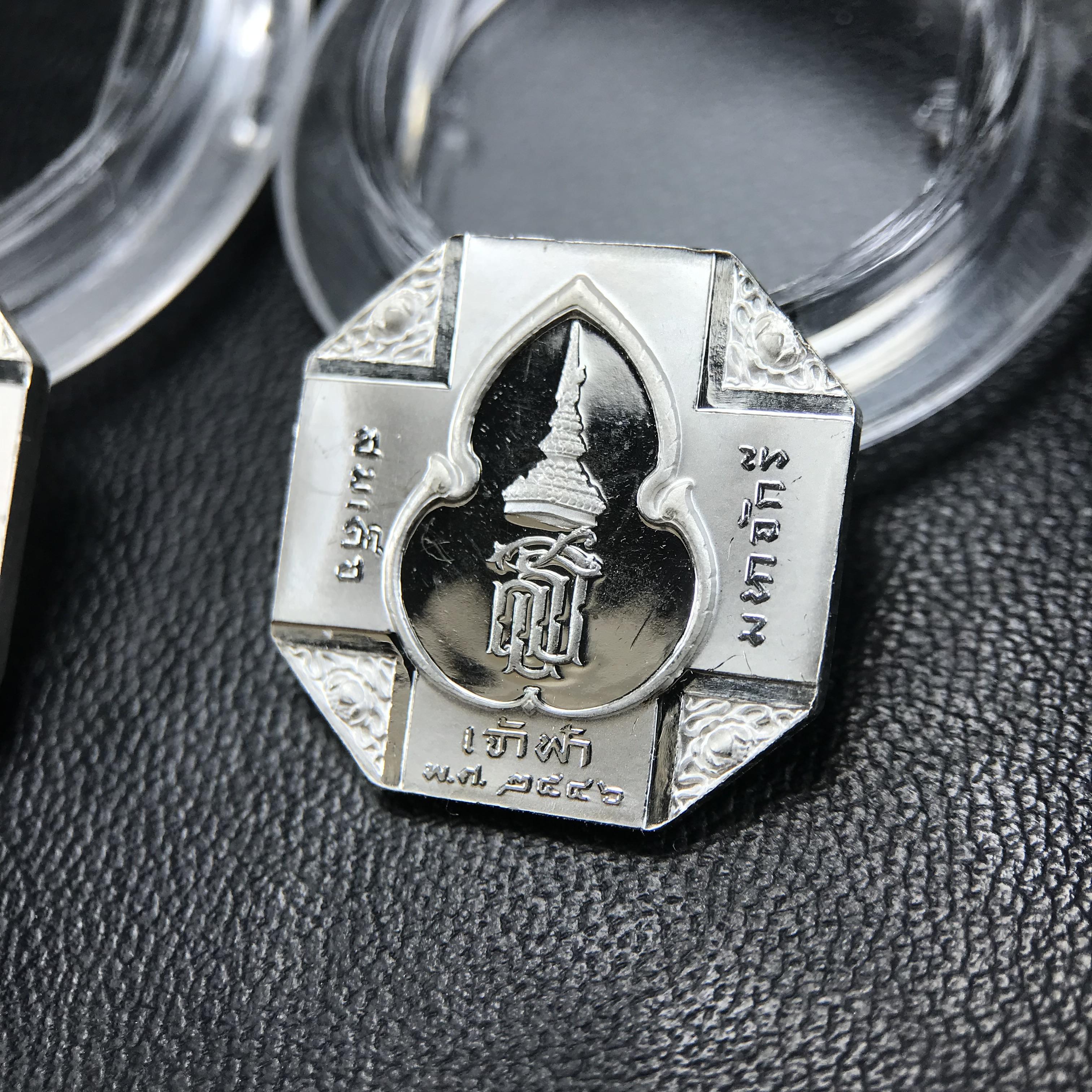 เหรียญหลวงพ่อทวด รุ่นสมเด็จเจ้าฟ้ามหาจักรี 48พรรษา โดยสภากาชาดไทย ปี2546 ชุดเหรียญเนื้อเงิน4ขนาด(ครบชุดพร้อมตลับบรรจุเดิม)พุทธาภิเษก ณ วัดช้างให้ จังหวัดปัตตานี