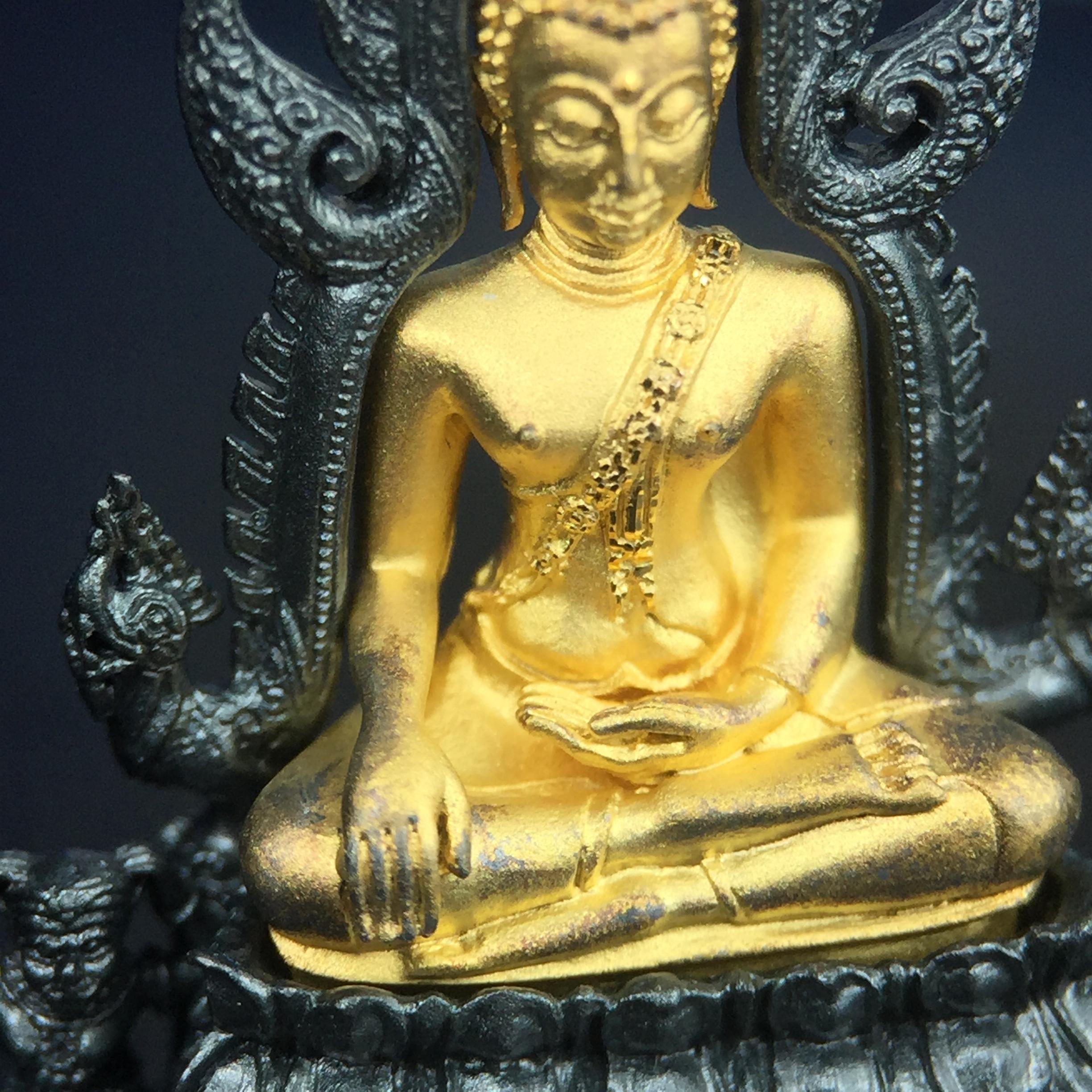 พระพุทธชินราช ภปร. โครงการ เพราะแผ่นดินนี้คือแผ่นดินเกิด เนื้อเงินชุบทองคำซุ้มรมดำ ปี2551 ขนาดหน้าตัก1/2นิ้ว(3.5*2.5 ซม.) (สวยงามหายาก)1ใน 5000 องค์