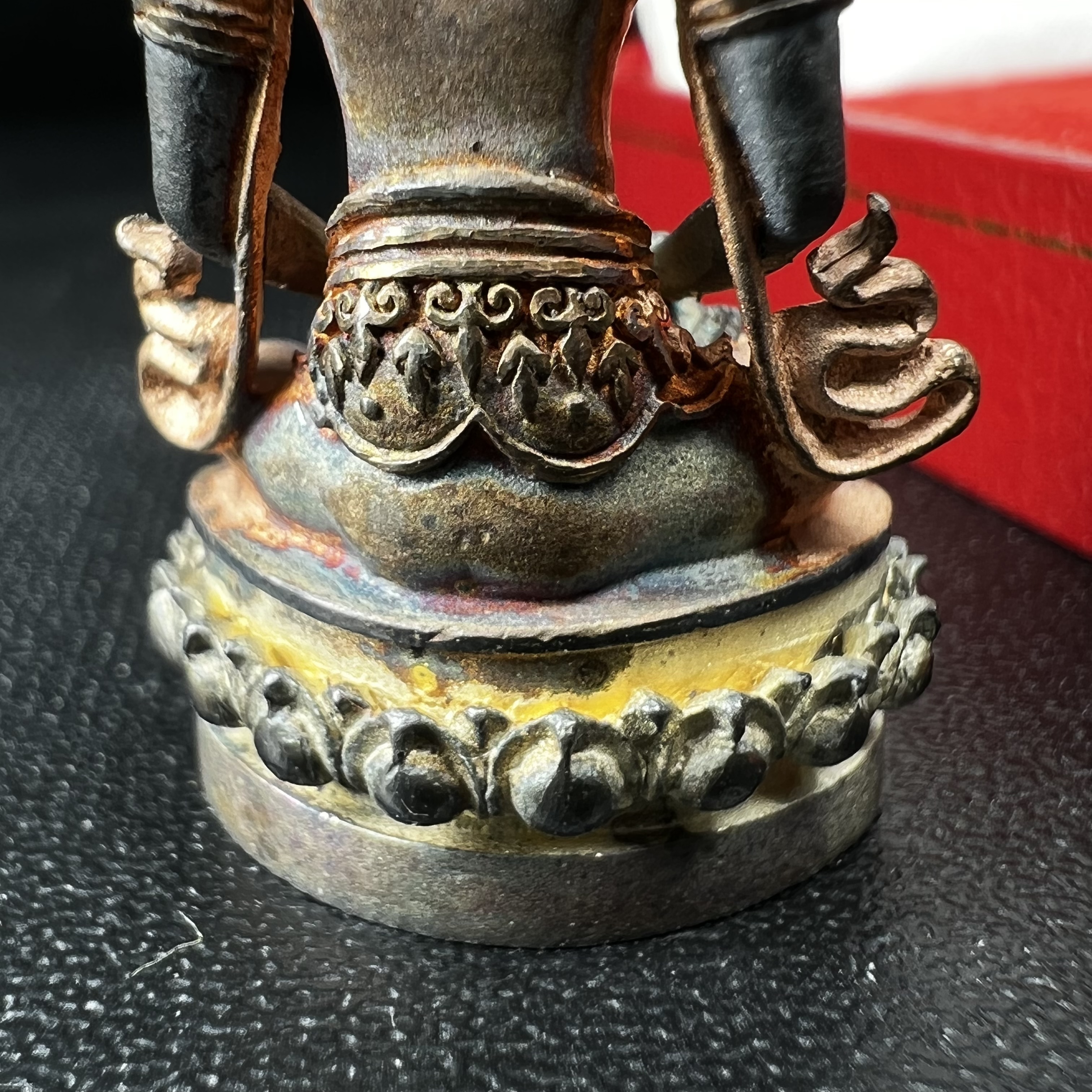 พระกริ่งอวโลกิเตศวร ( เจ้าแม่กวนอิม ) วัดโพธิ์แมนคุณาราม เนื้อเงิน 3 กษัตริย์ พ่นทราย(ผิวเดิม ขึ้นสีรุ้งธรรมชาติ แบบนิยม เสน่ห์ของพระเนื้อเงิน) รุ่นอุดมโภคทรัพย์ พ.ศ.2539(อีกหนึ่งรุ่นยอดนิยม พุทธศิลป์สวยงดงาม)