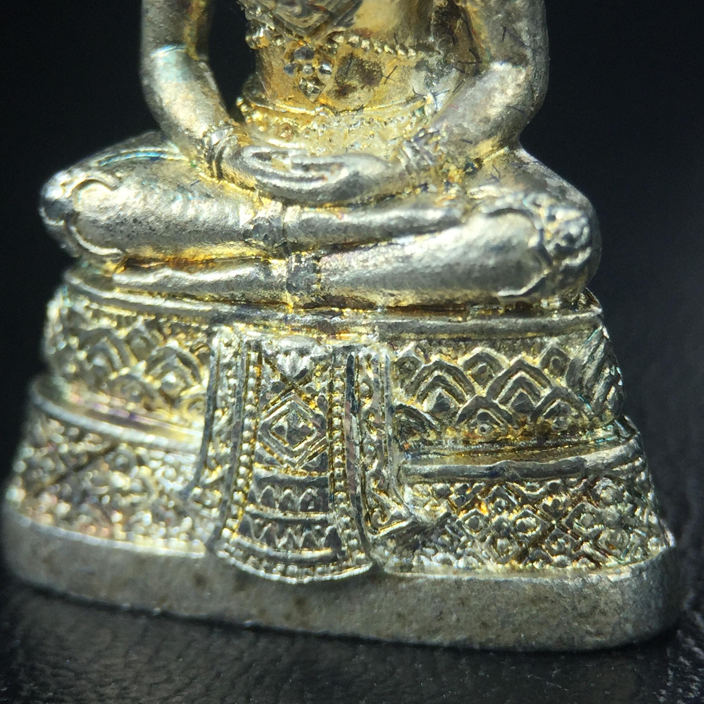 พระแก้วมรกต กรมสรรพสามิตจัดสร้างขึ้นเนื่องในโอกาสครบรอบ 64 ปีของกรมสรรพสามิต และเนื่องในวโรกาสที่พระบาทสมเด็จพระเจ้าอยู่หัวทรงครองราชย์ครบ50ปีเมื่อ พ.ศ.2539 เนื้อเงินทรายนวลขัดเงา(ผิวเดิมๆขึ้นสีรุ้งธรรมชาติสวย(สเน่ห์พระเนื้อเงินสีสันที่ธรรมชาติสรรค์สร้าง)