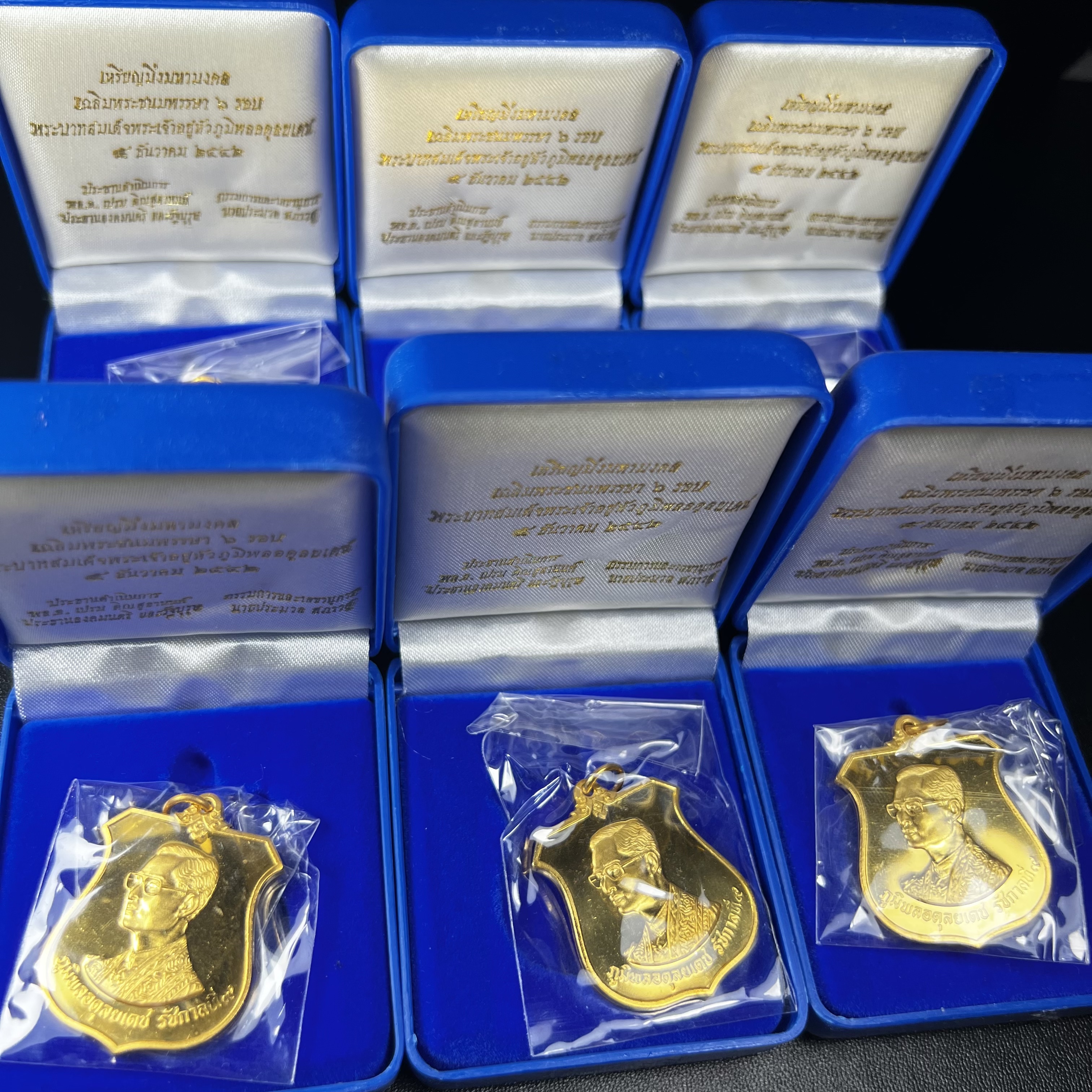 เหรียญมิ่งมหามงคล เฉลิมพระชนมพรรษา 6 รอบ72 พรรษา ในหลวงรัชกาลที่9 ปี 2542 เนื้อทองทิพย์ สภาพคัดสวยดุจทองคำซีนซองเดิมพร้อมกล่องบรรจุเดิม