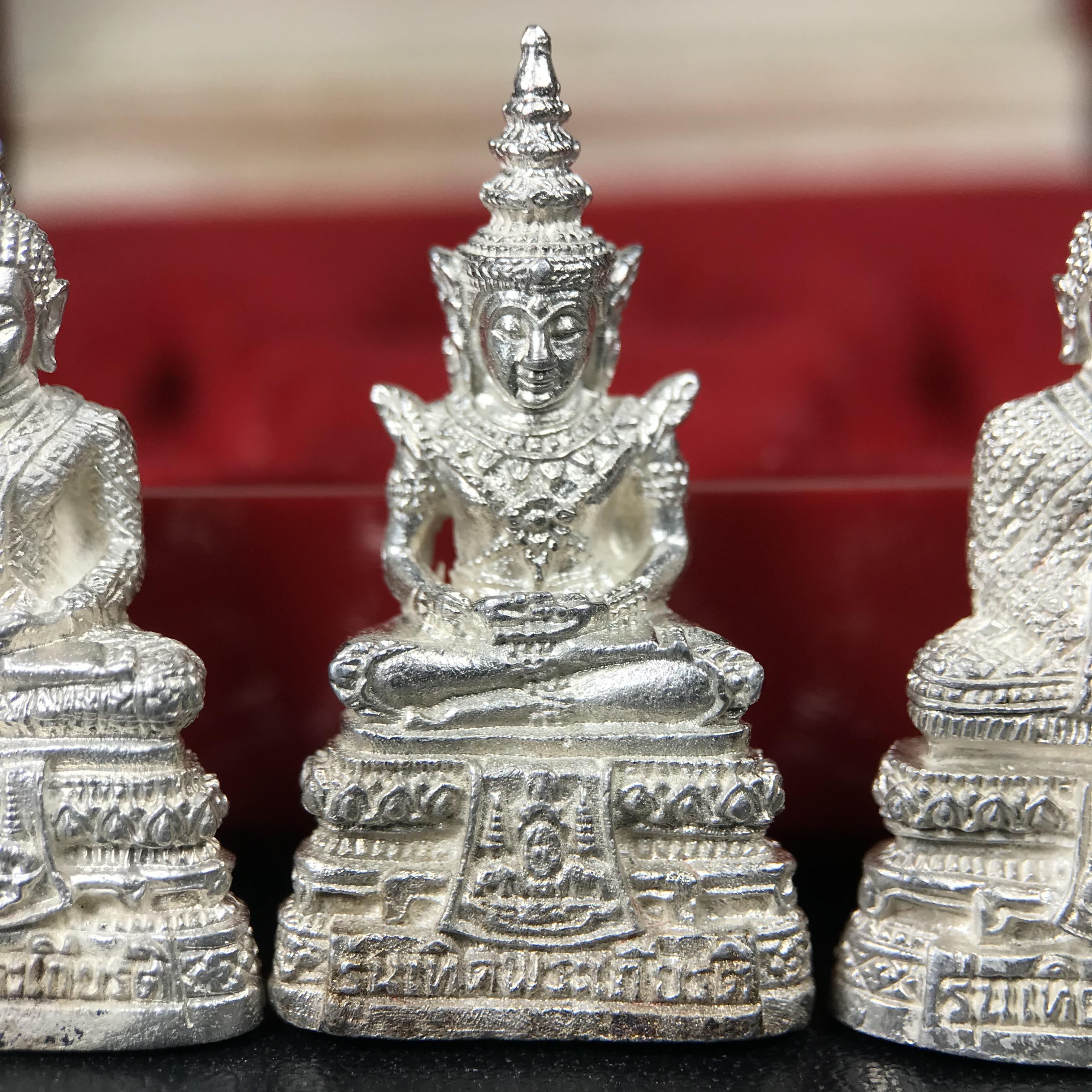 พระแก้วมรกต รุ่นเทิดพระเกียรติ พิธีมหาพุทธาภิเษก ณ.วัดพระศรีรัตนศาสดาราม(วัดพระแก้ว) วันเสาร์ที่ 26 เม .ย. 2540 (พิธีใหญ่เสาร์ห้า) ชุด 3 ฤดู (1 ชุด 3 องค์)เนื้อเงินครบชุดพร้อมกล่องบรรจุเดิม***เนื้อเงินหายากพบเจอน้อย***(หลวงพ่อ รวย เพิ่ม พูน ร่วมเสก)