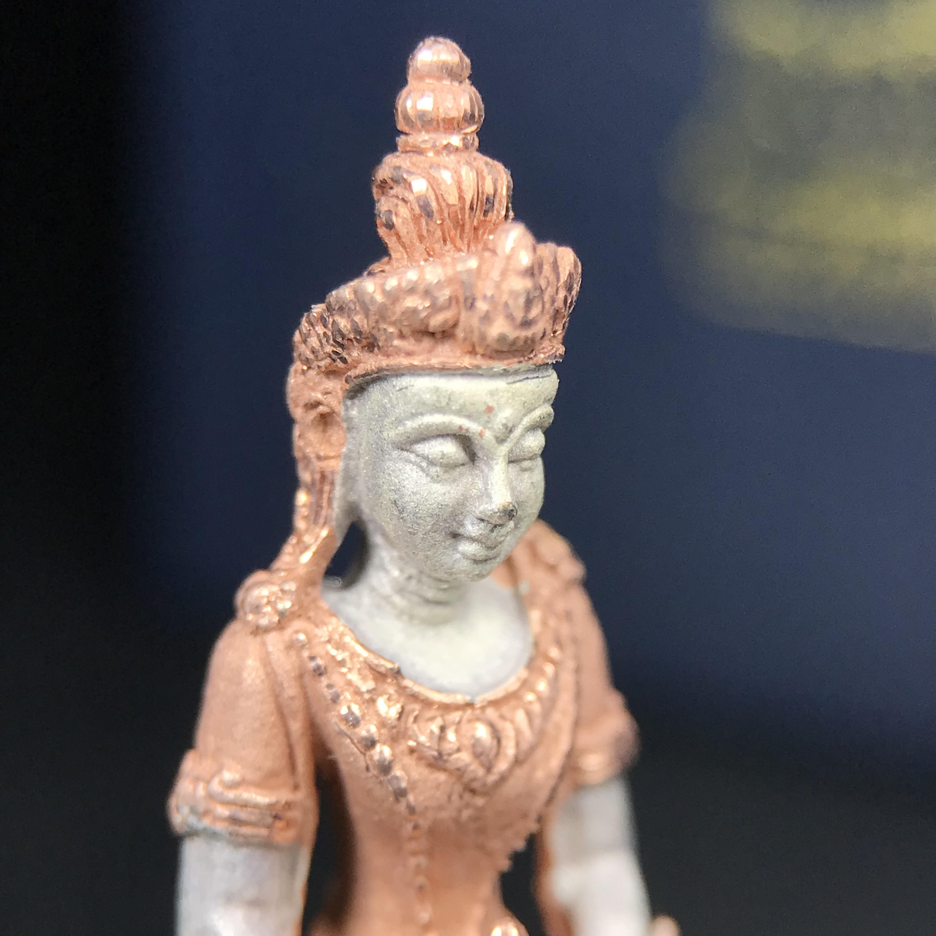 พระอวโลกิเตศวร เมตตา มหาบารมี พิธีพุทธาภิเษก ณ อุโบสถ วัดบวรนิเวศวิหาร 3 พฤษภาคม 2540 เนื้อเงินสามกษัตริย์ ขนาด 3.2 x 2.7 ซม. ตอกโค๊ตใต้ฐานพร้อมกล่องบรรจุเดิม สวย ครบ สมบูรณ์(รุ่นนี้หายาก พบเจอน้อยมาก)